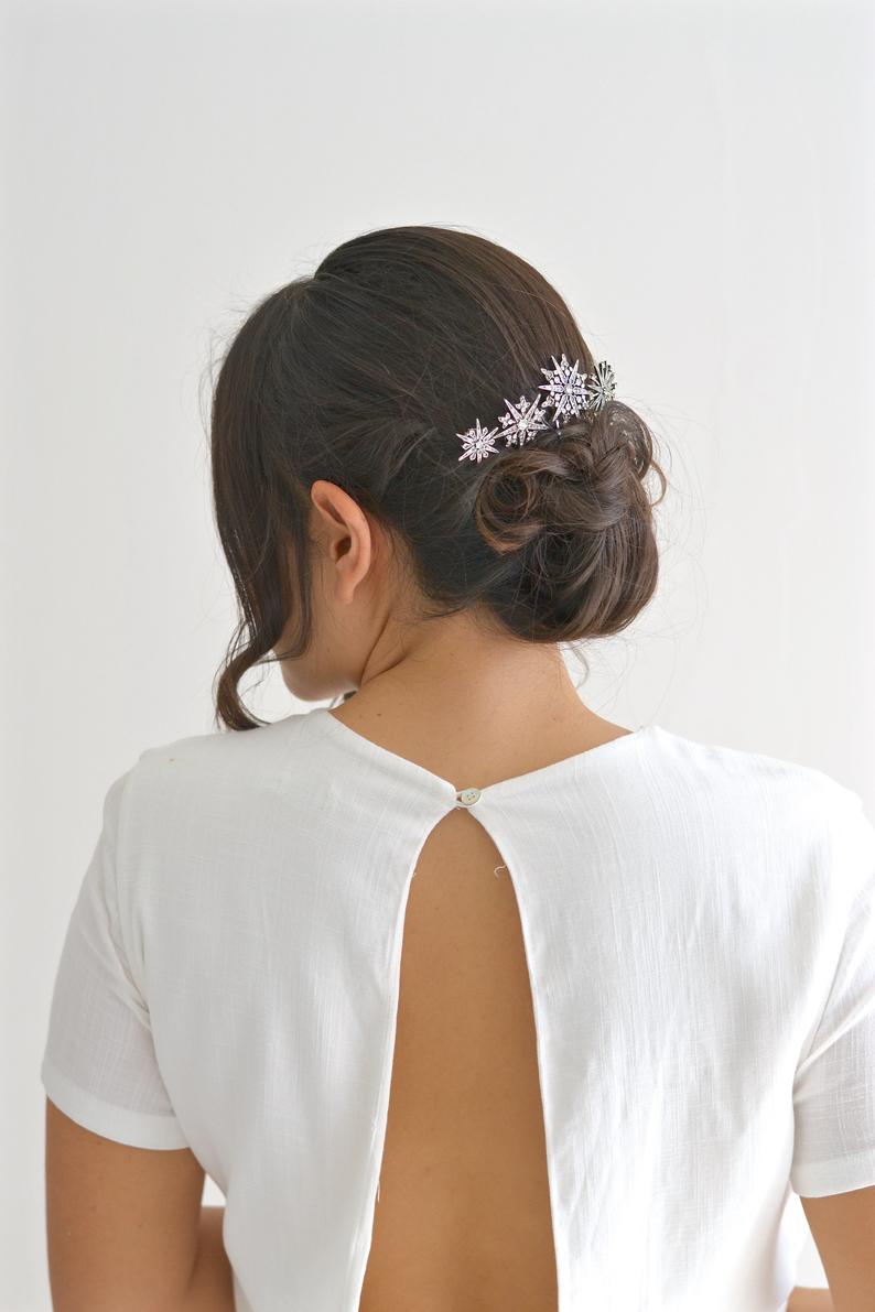 set de peigne mariage en forme d'étoiles sur un chignon bas porté par une mariée