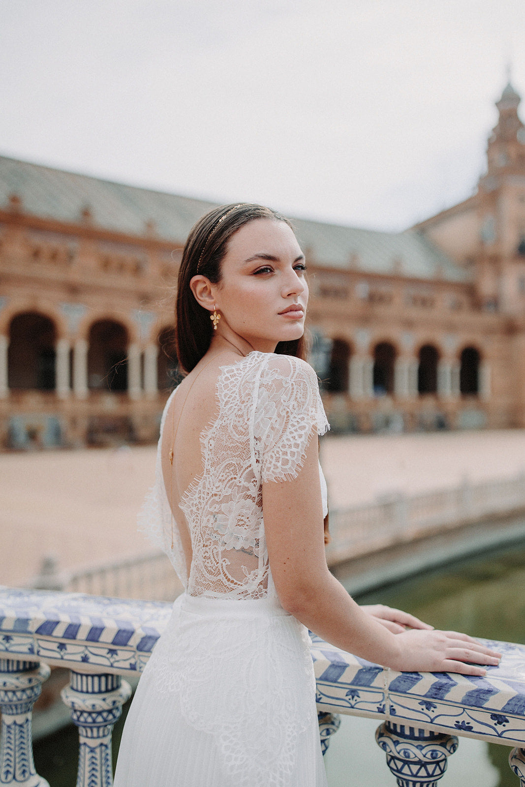 mariée portant des boucles d'oreilles mariage en or veille en forme de fleurs avec un cristal