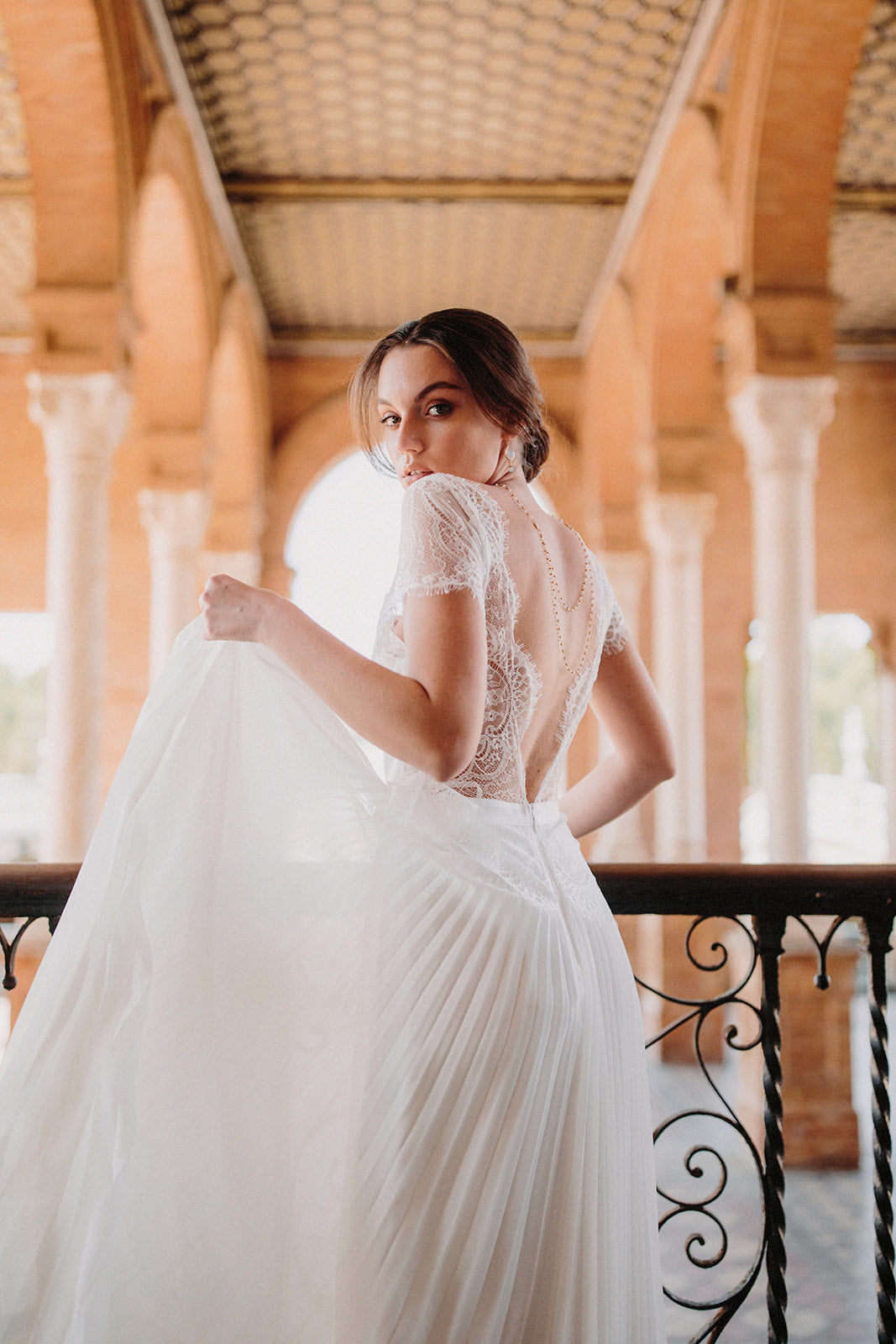 Robe de mariée plissée et collier de dos