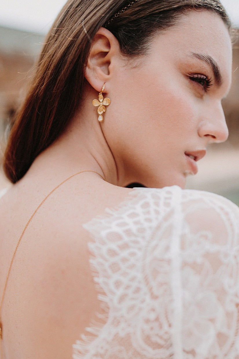 boucles d'oreilles mariage en or veille en forme de fleurs avec un cristal