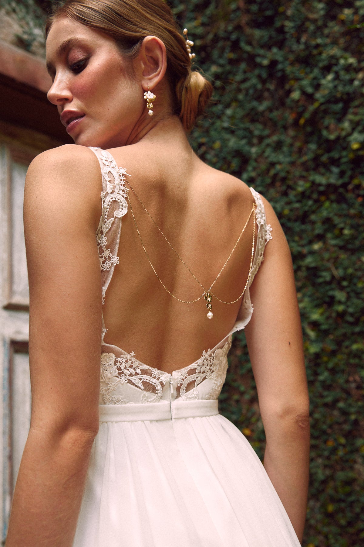 Collier de dos et boucles d'oreilles assorties