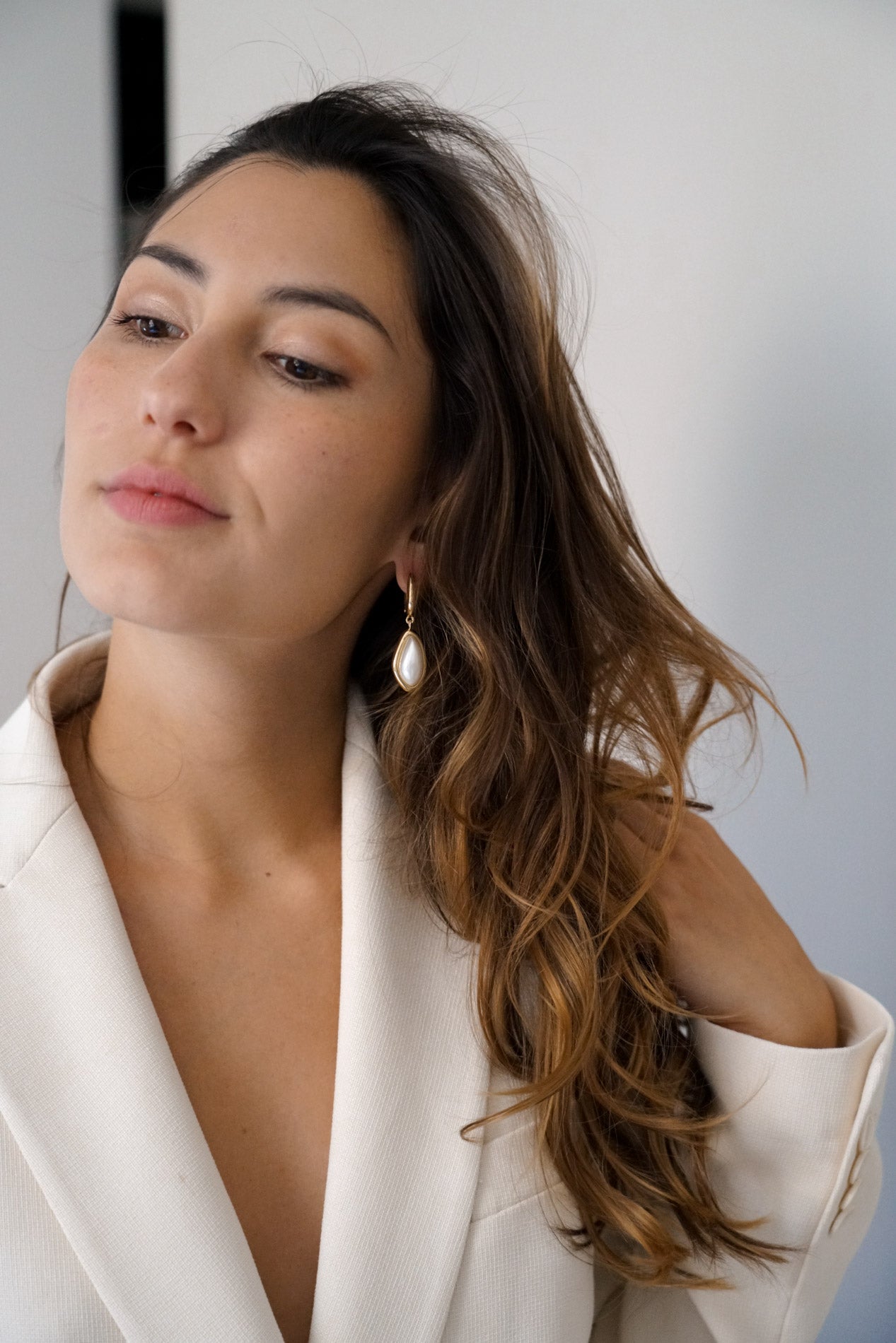 boucles d'oreilles minimaliste porté par une mariée en blazer avec les cheveux détachés style coiffé décoiffé
