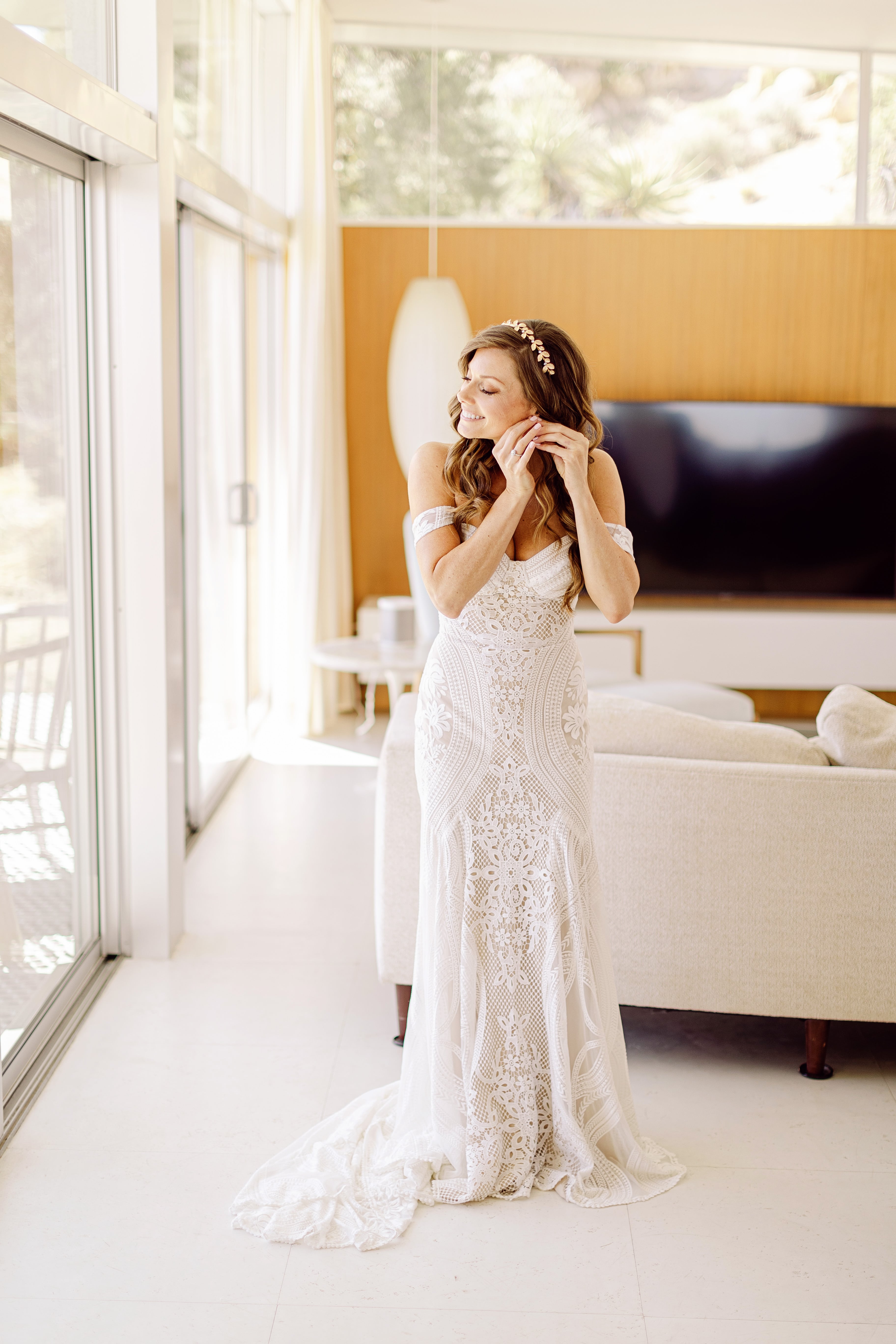 Future mariée, cheveux de mariage avec headband de fleurs romantique