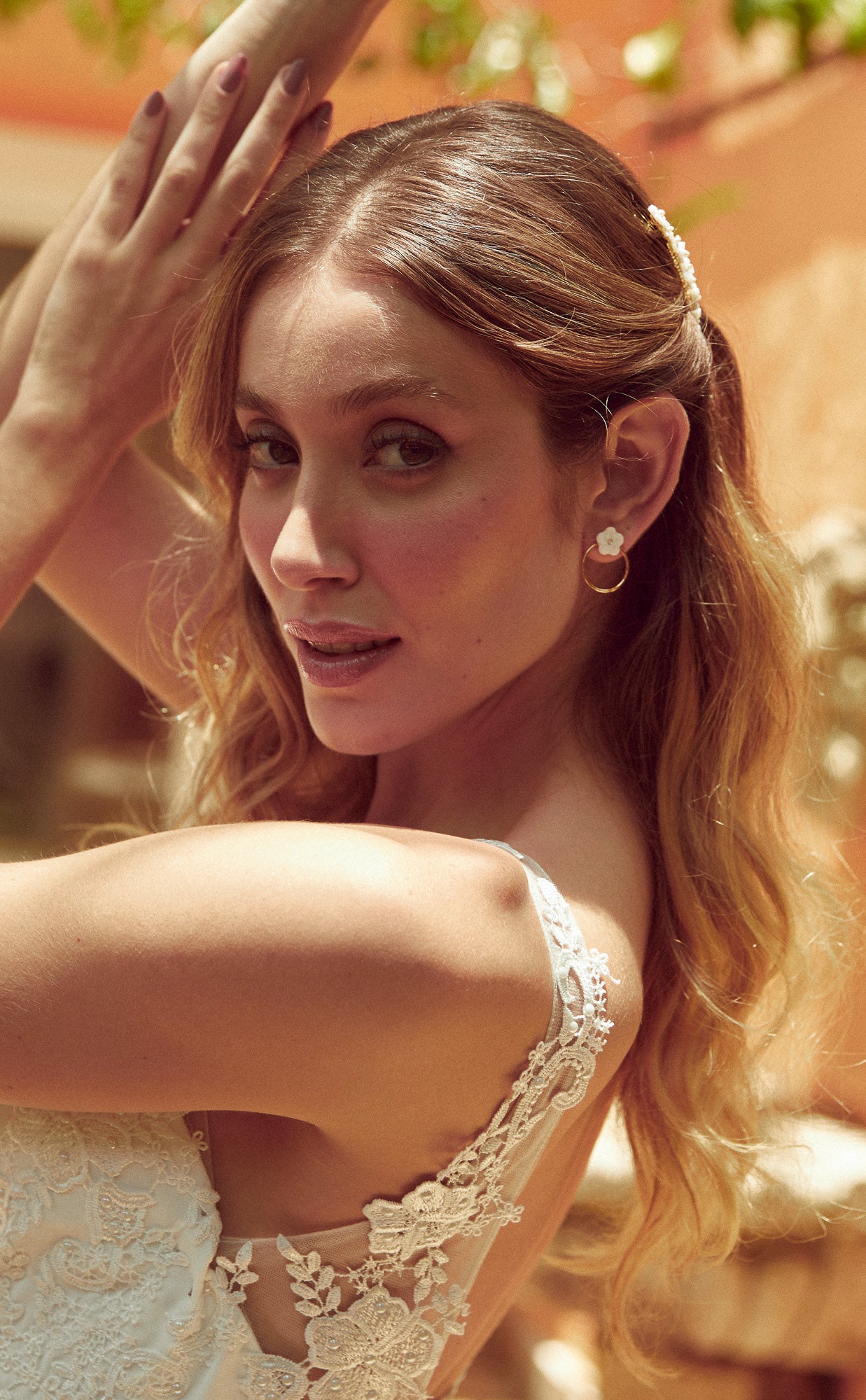 Mariée portant des boucles d'oreilles bohèmes florales