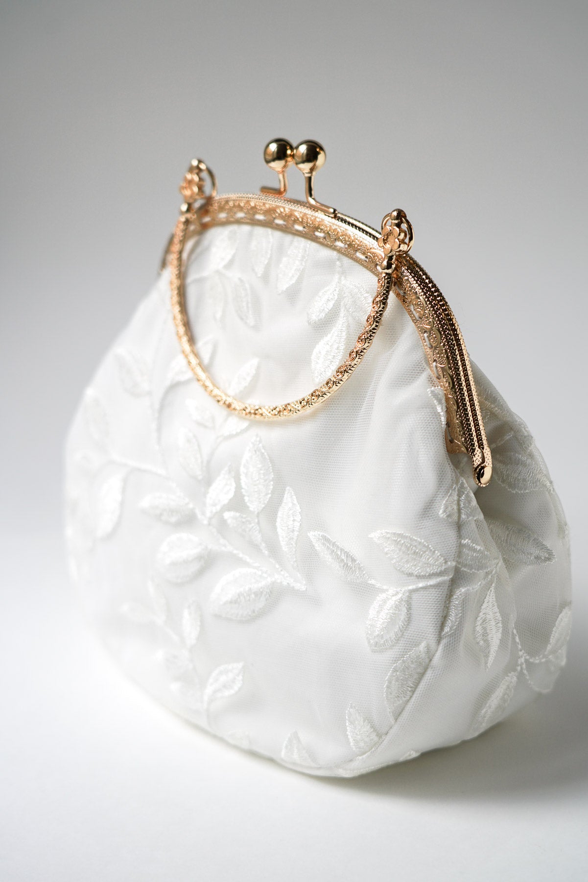 Sac de mariage romantique et élégant à feuilles blanches brodées et fermoir en or