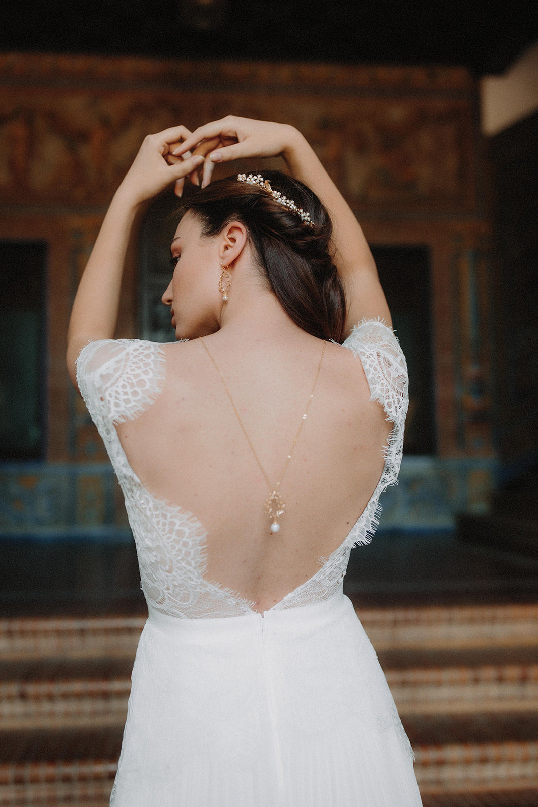 Collier pour décolleté sur le dos de mariée fleuri