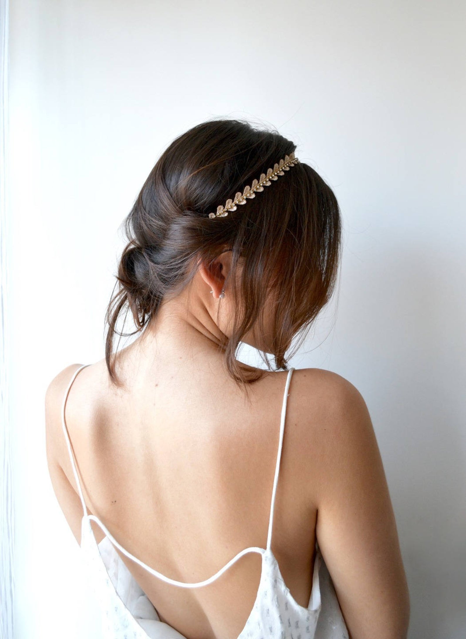 mariée brune avec un chignon bas et un headband en tissu cousus à la main