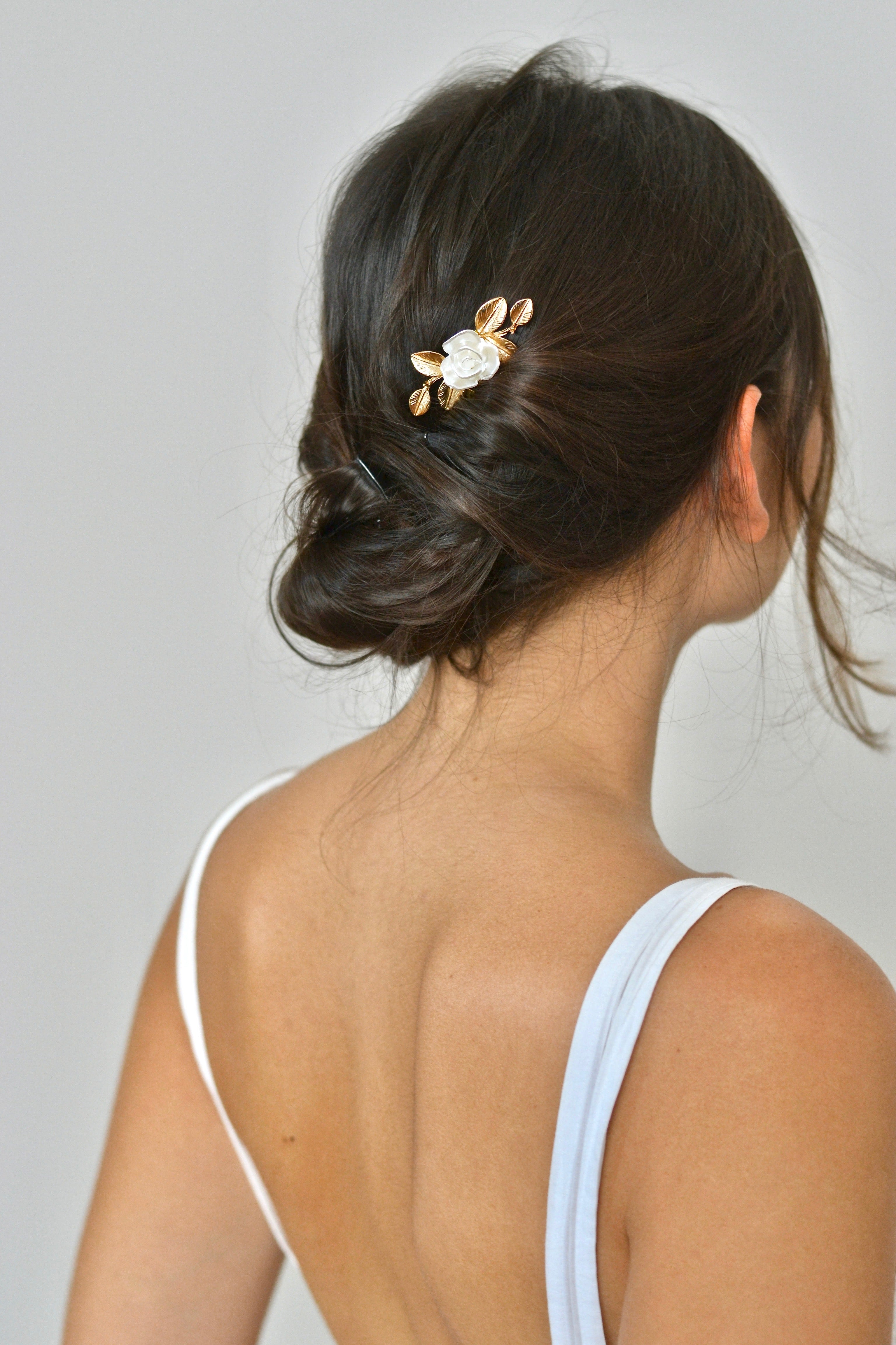 la mariée portant un petit peigne de cheveux en chignon bas pour son mariage
