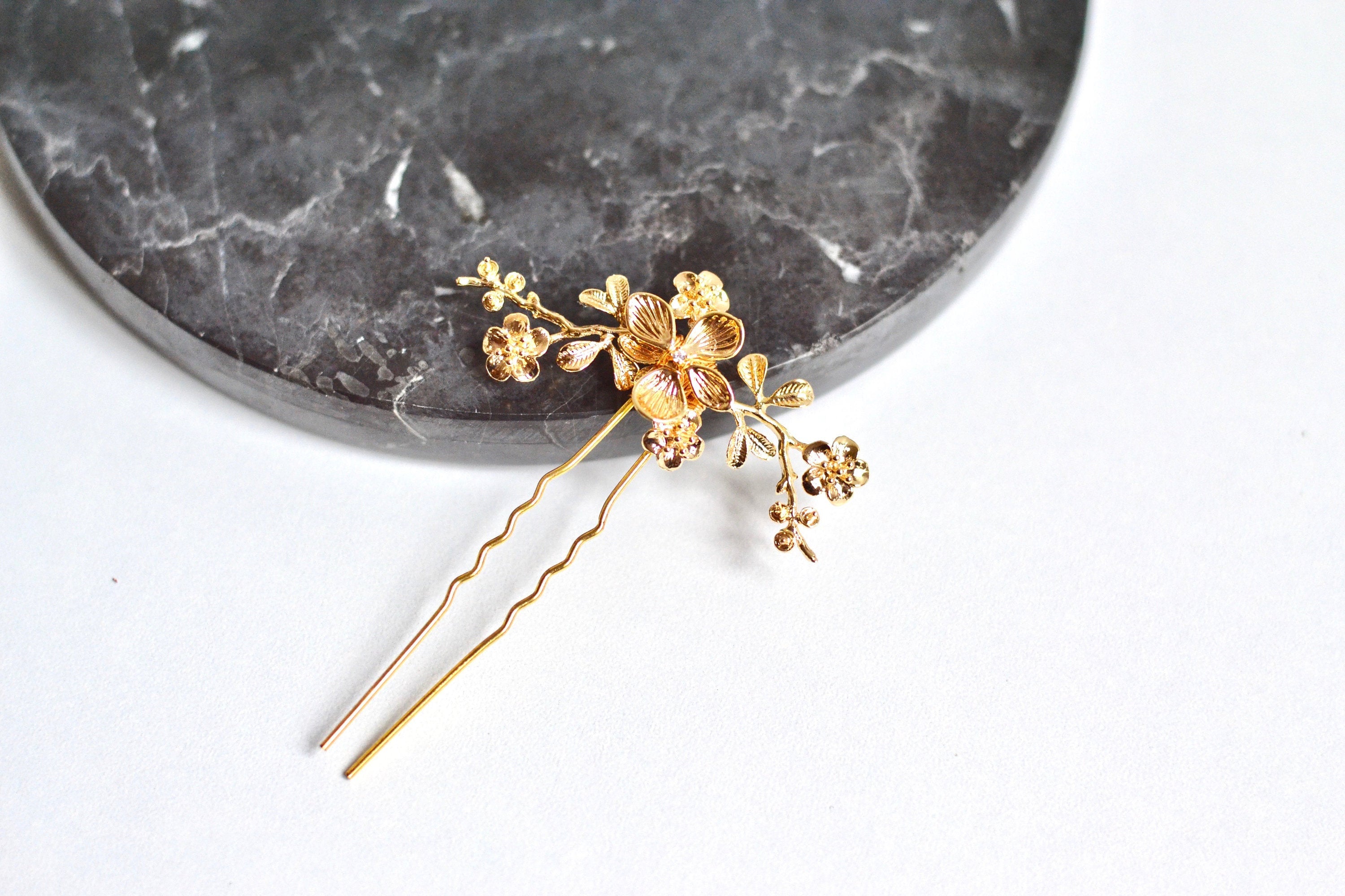 Petit pic à cheveux doré à fleurs