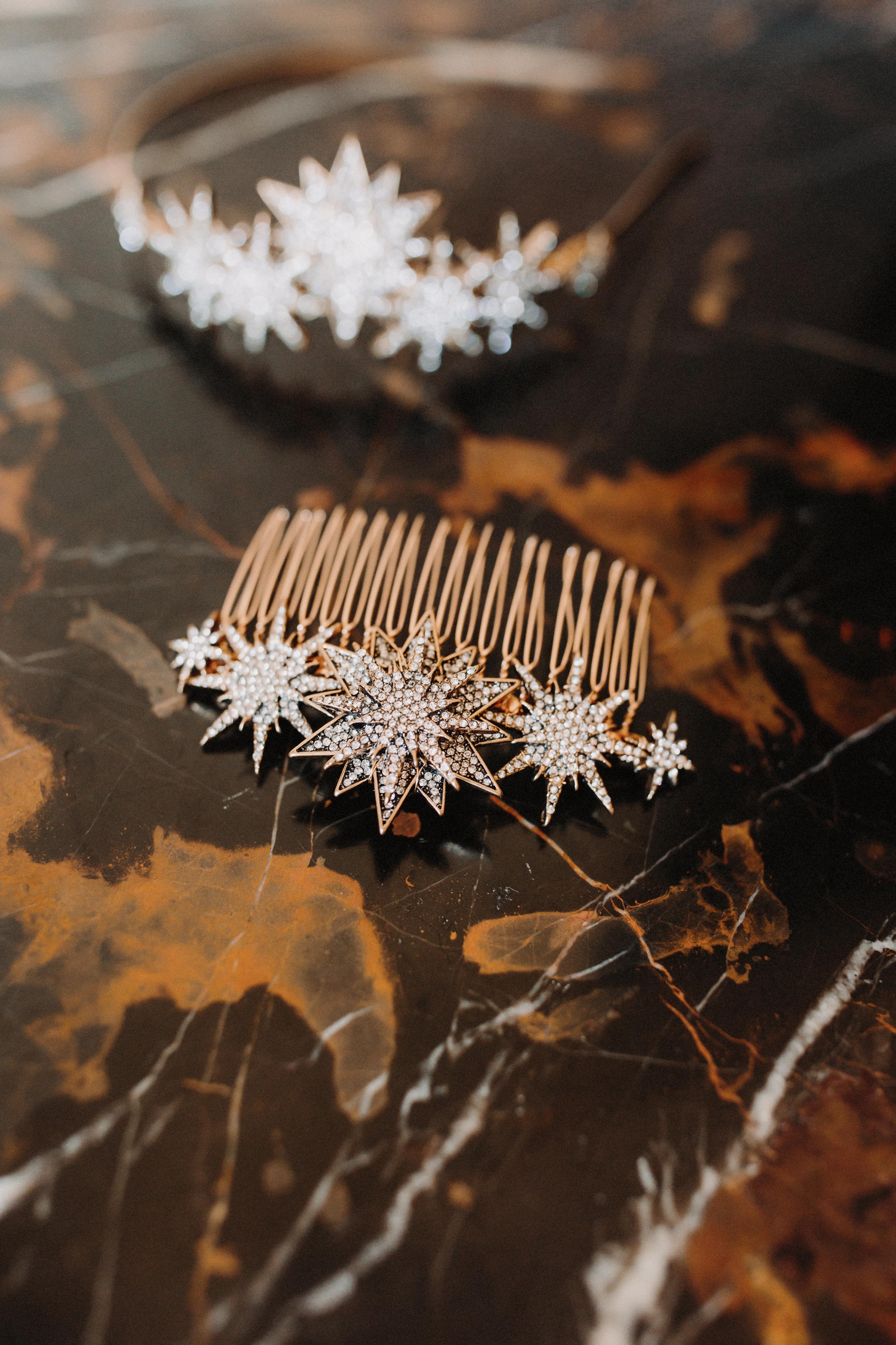 peigne céleste avec des étoiles de différentes tailles posé sur du marbre noir