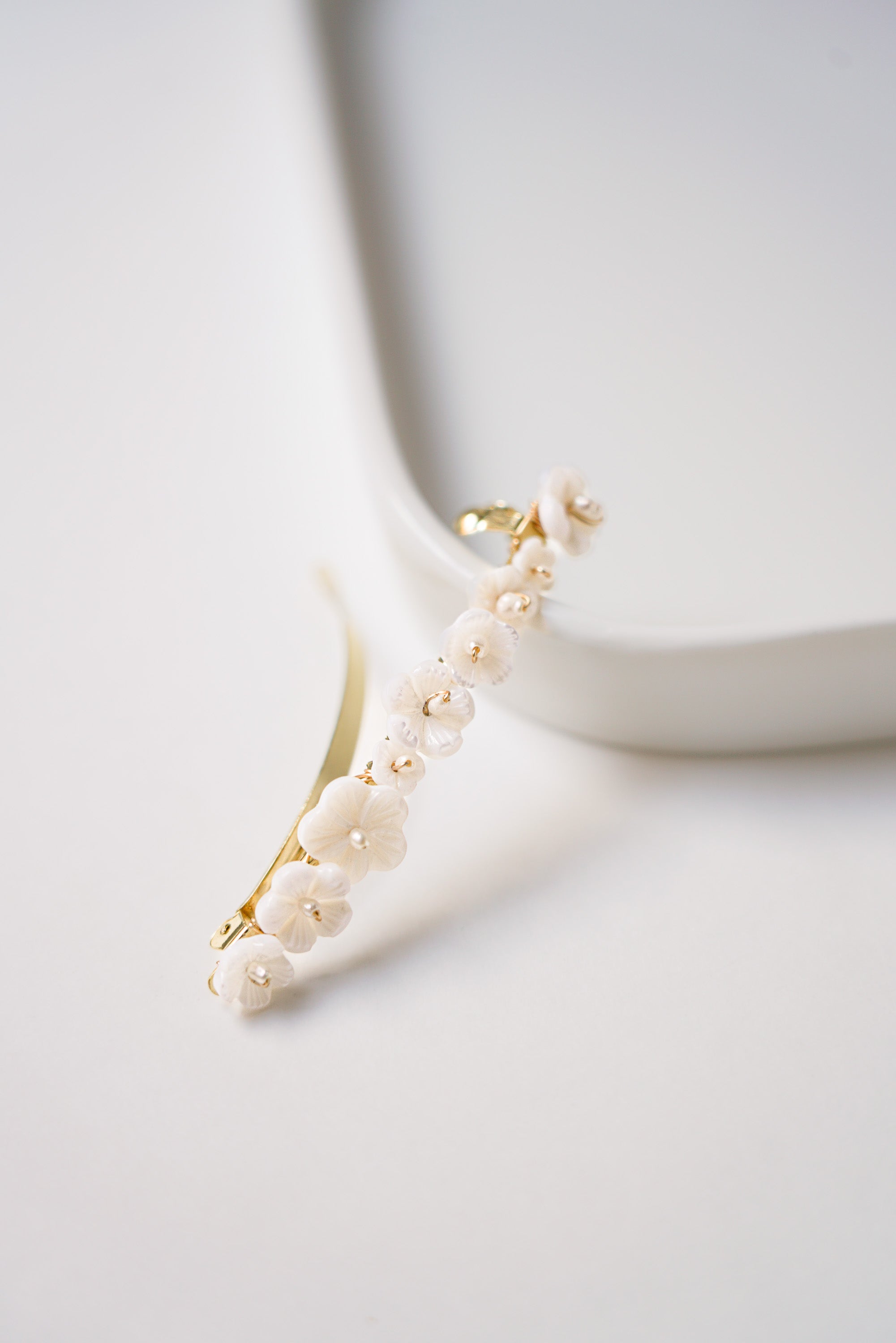 Barrette de mariage fleurie à petites fleurs blanches en nacre