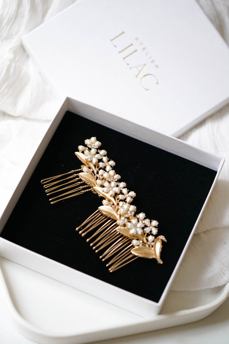 Deux peignes de mariage fleuris dorés et blancs