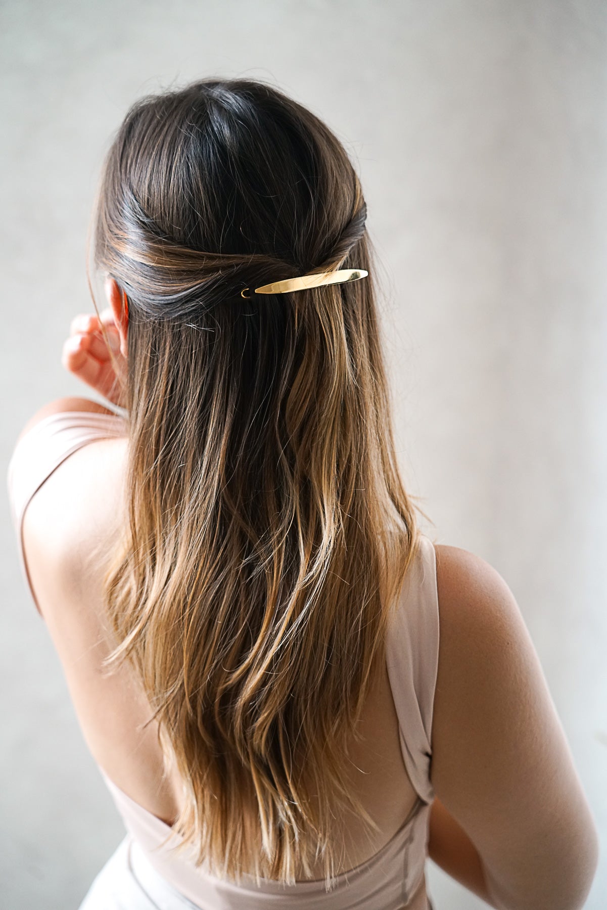 Barrette ovale dorée porté par une mariée