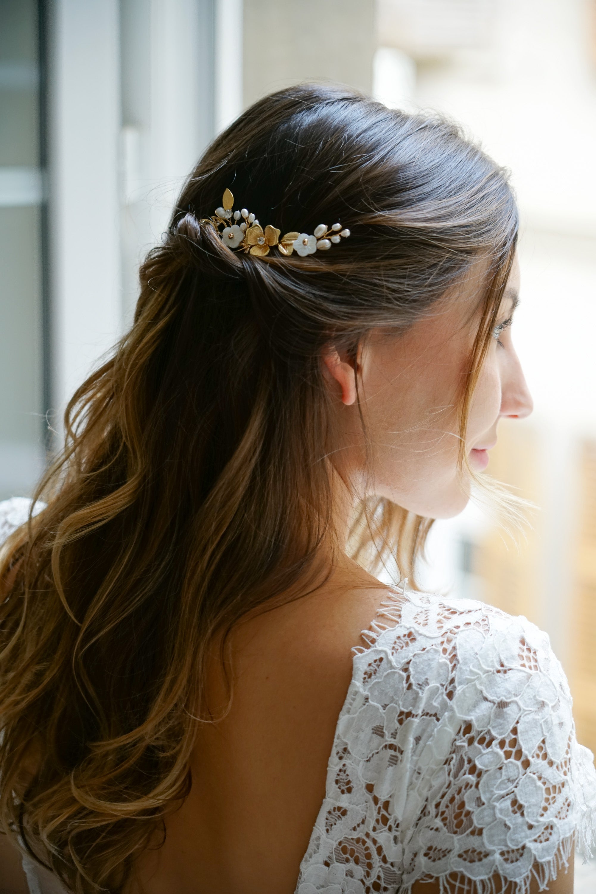 pic de cheveux pour mariage thème floral avec des fleurs en or et en nacre avec des branches de perles naturelles