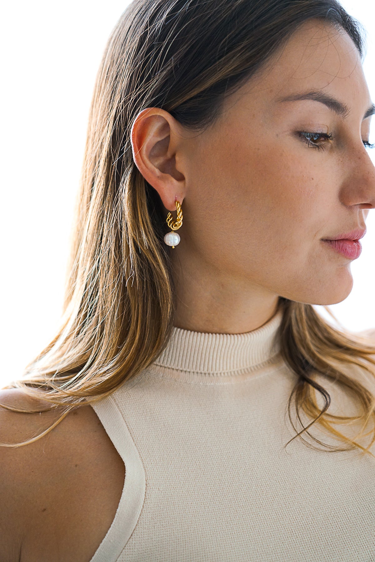 Femme portant des Boucles d'oreilles créoles entrelacées dorée avec une perle pour son mariage civil