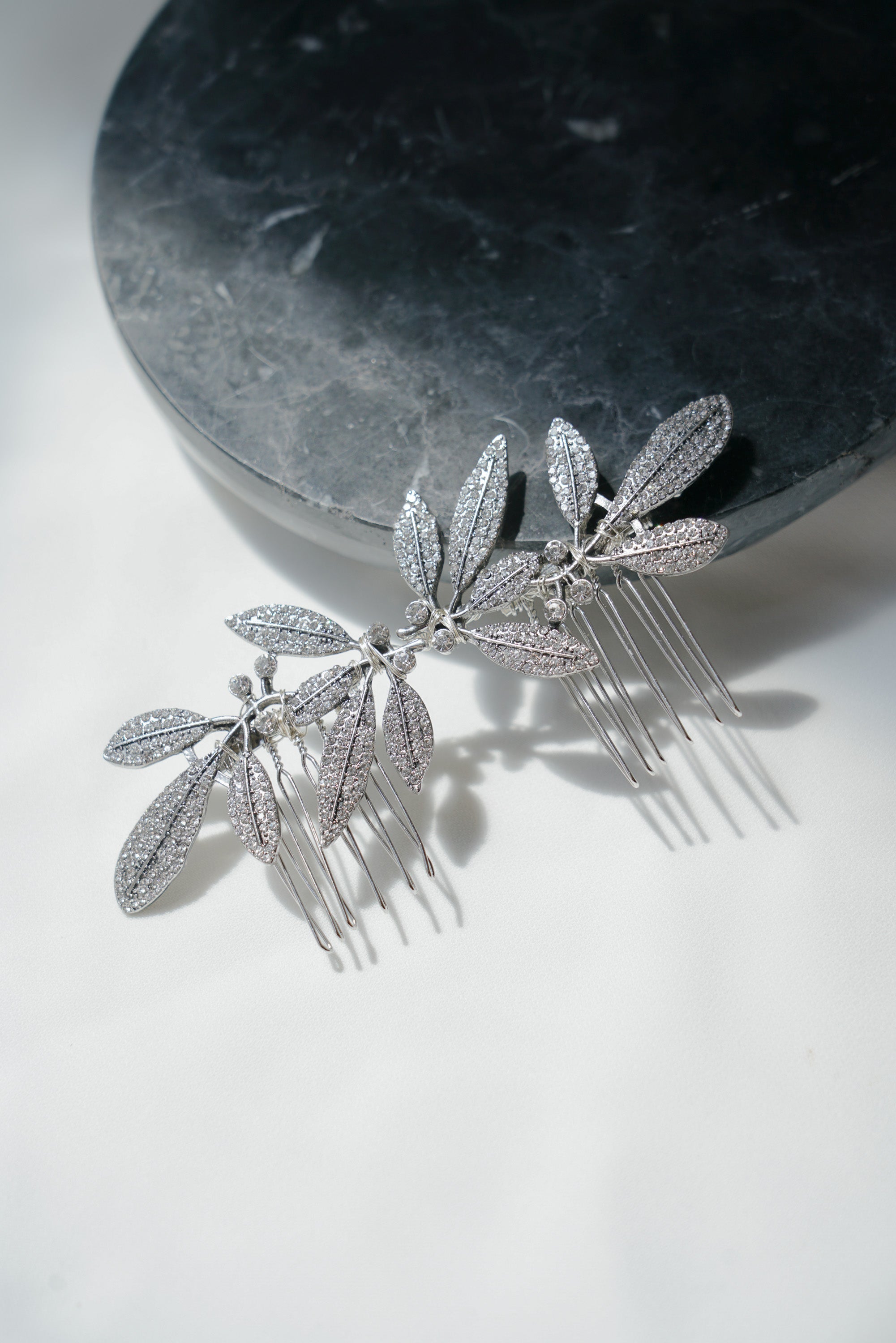 peigne-marie-argent en forme de feuilles brillante avec des strass