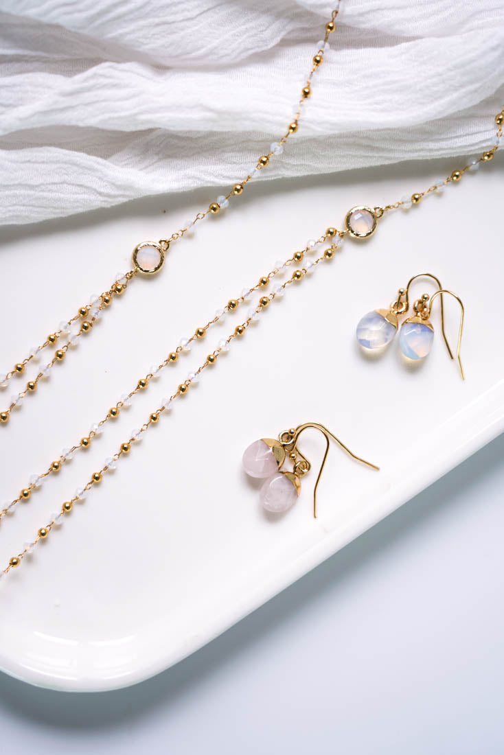 collier de dos avec une chaine en or et pierres naturelles avec les boucles d'oreilles assorties