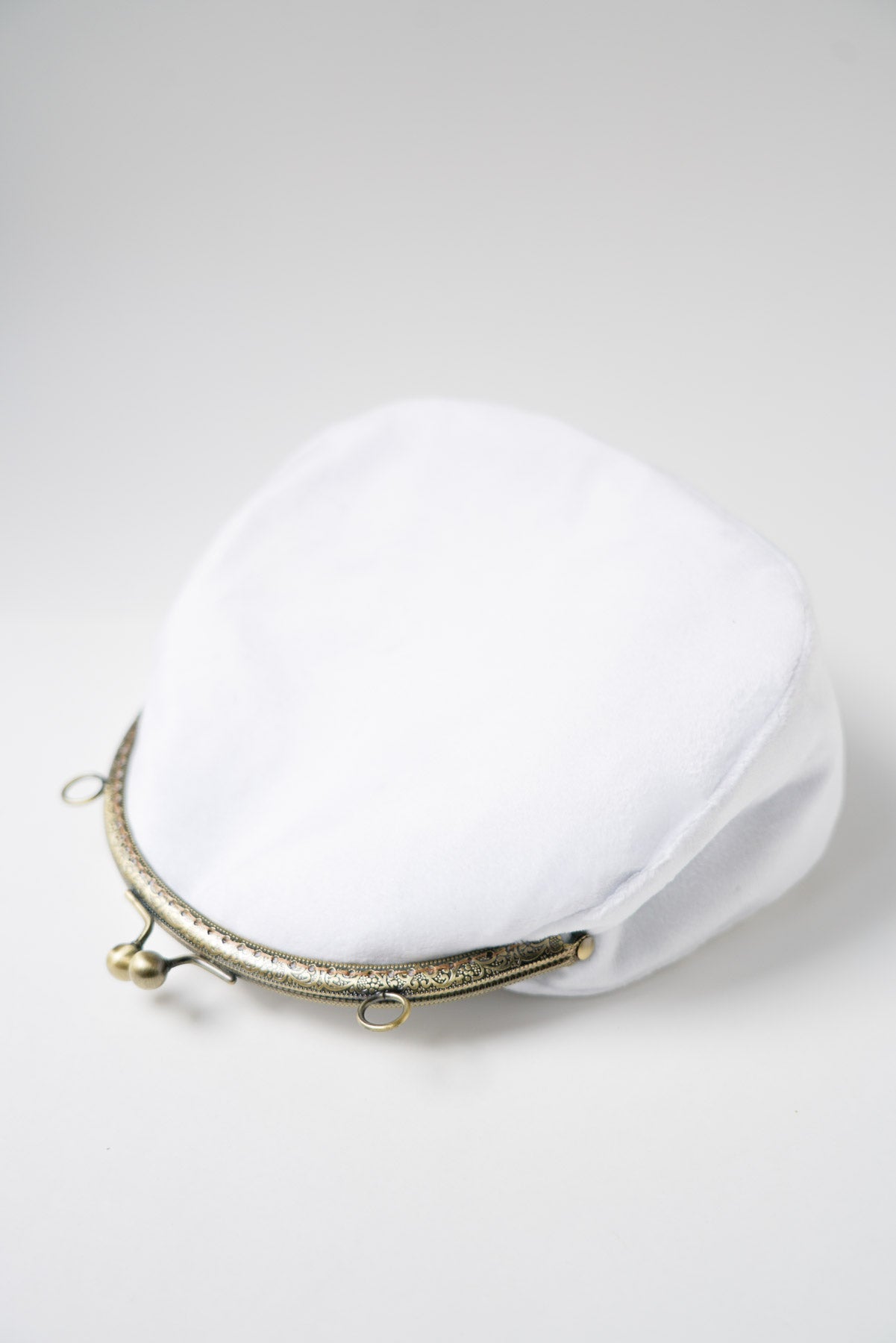 sac en forme de bourse pour mariage avec une attache en bronze