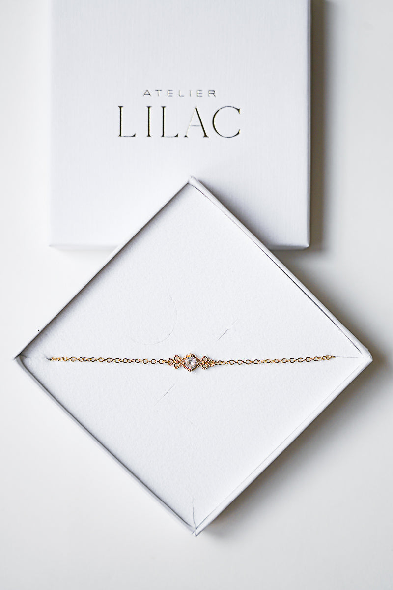 bracelet de mariage en or et cristaux dans sa boîte de rangement