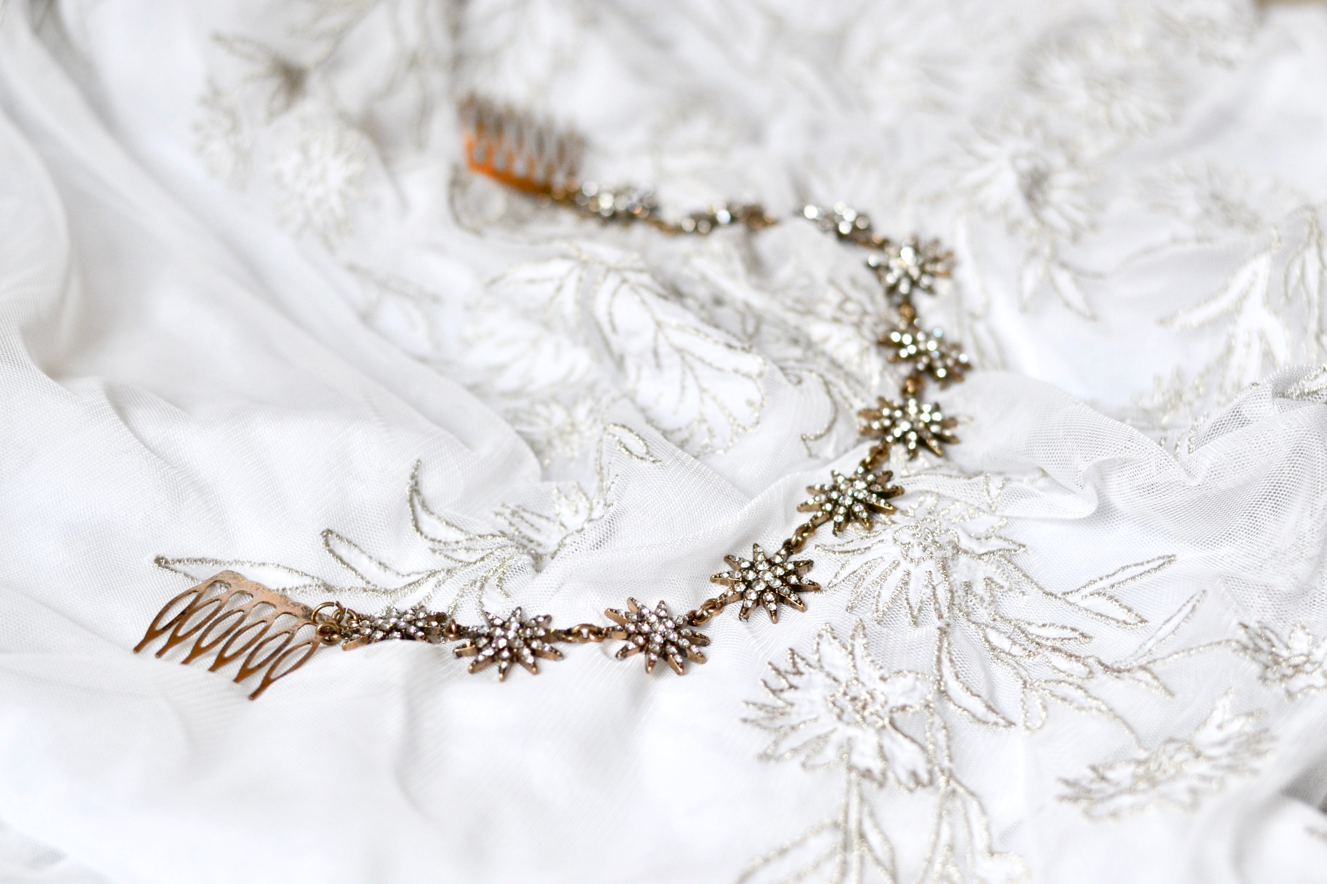 vigne de cheveux en or vieilli pour mariage avec des strass avec un attache en peigne