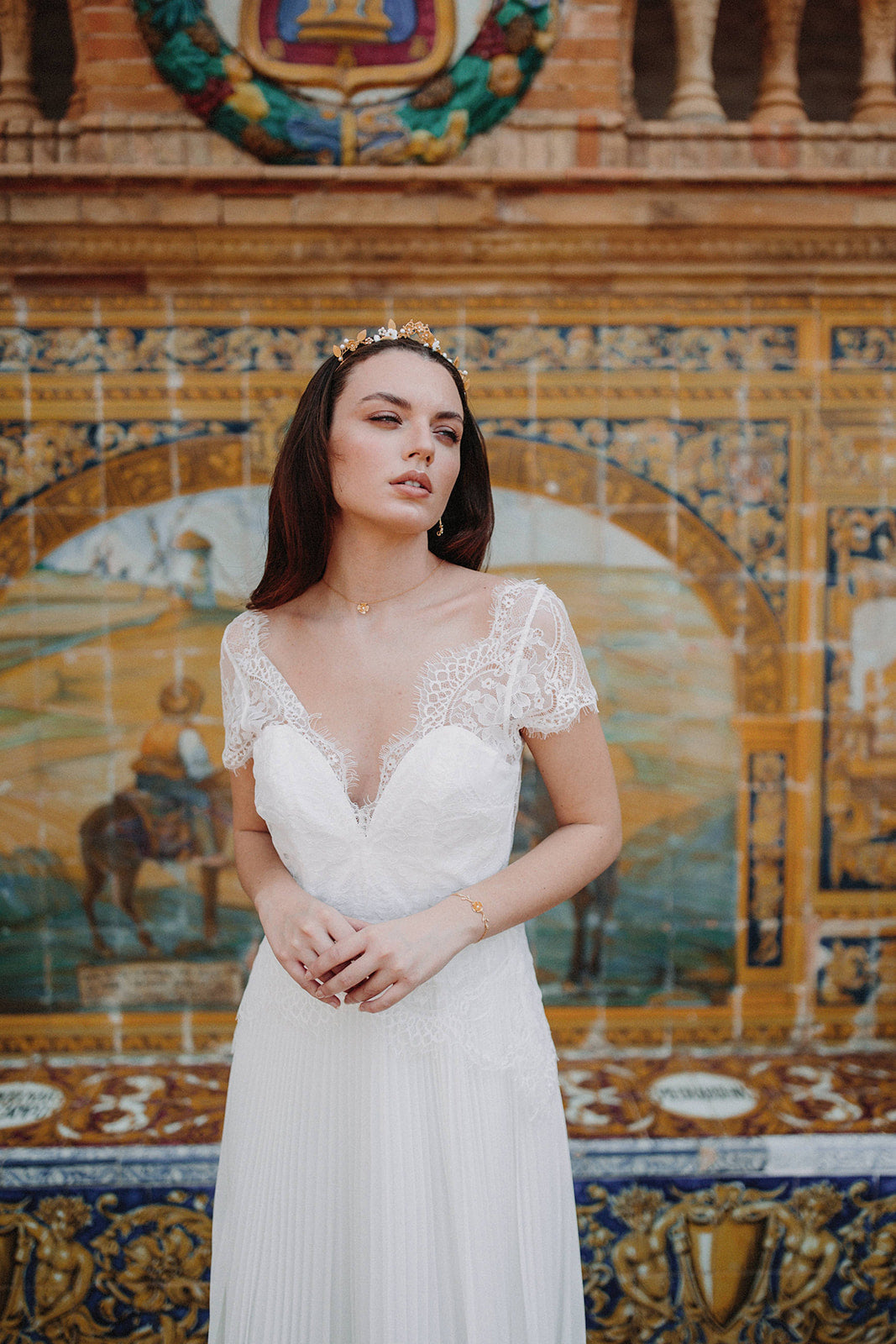 Mariée avec couronne romantique et collier fin et fleuri en or