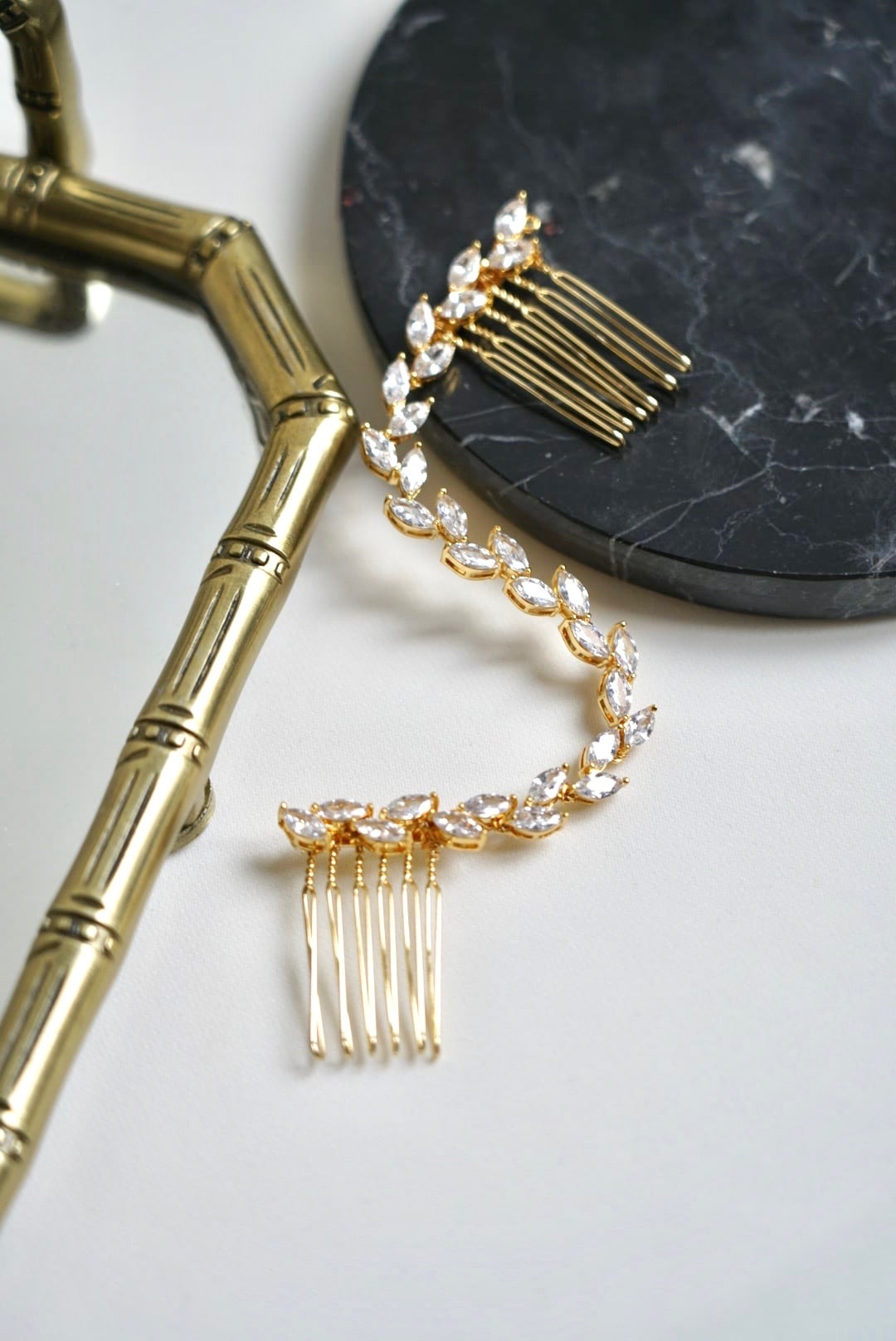 Vigne à cheveux dorés avec feuilles en cristaux