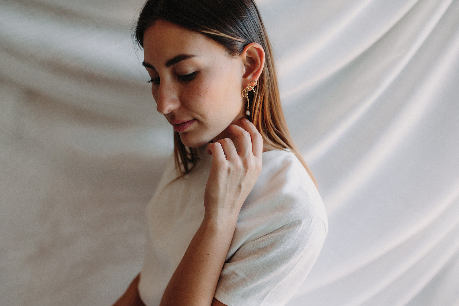 boucles d'oreilles mariage en or en forme de noeud avec une perle