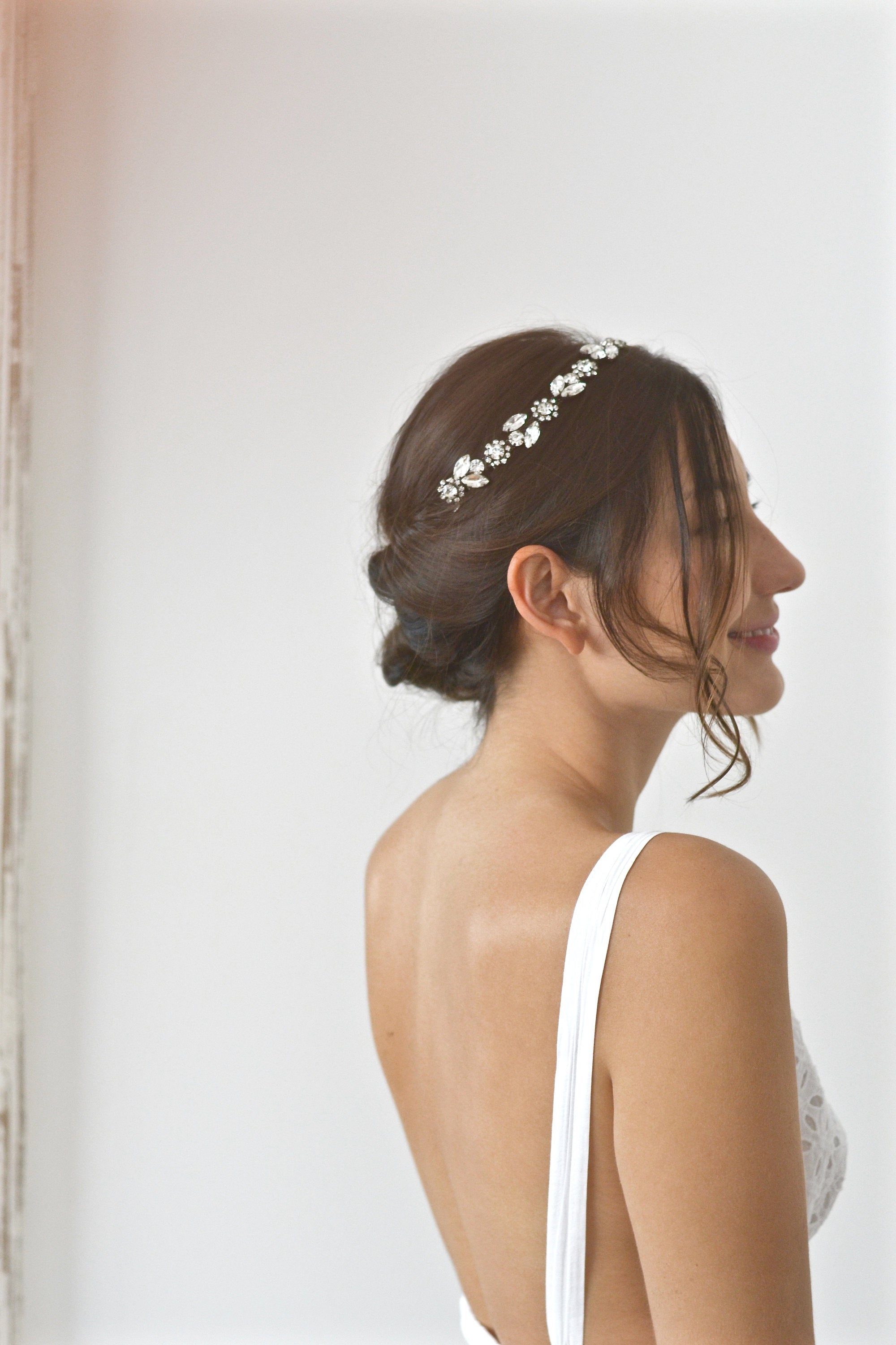 vigne de cheveux mariage vintage et romantique en argent sur une mariée avec un chignon bas