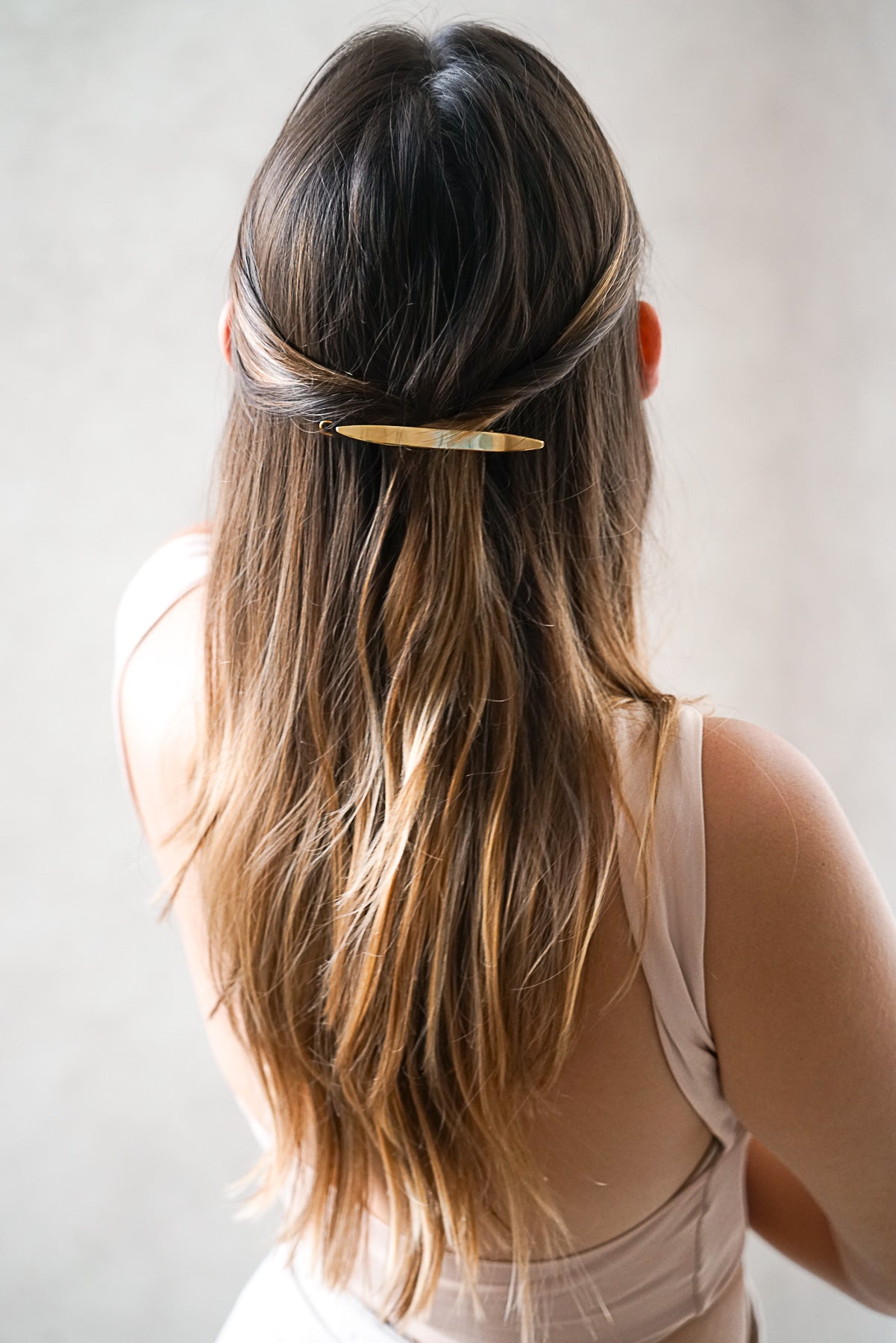 Mariée portant une barrette ovale dorée