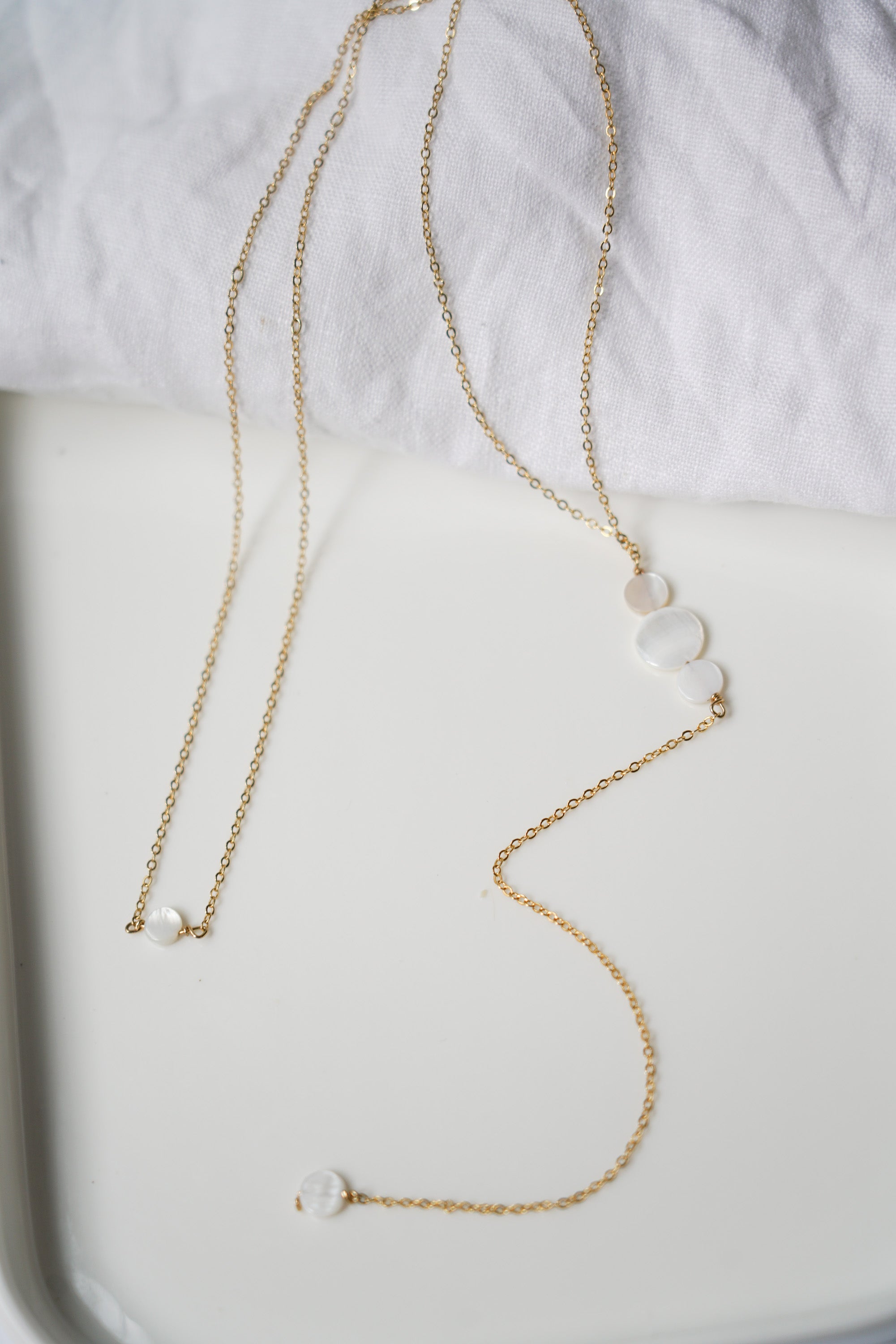 Collier de dos or et nacre minimaliste pour mariage