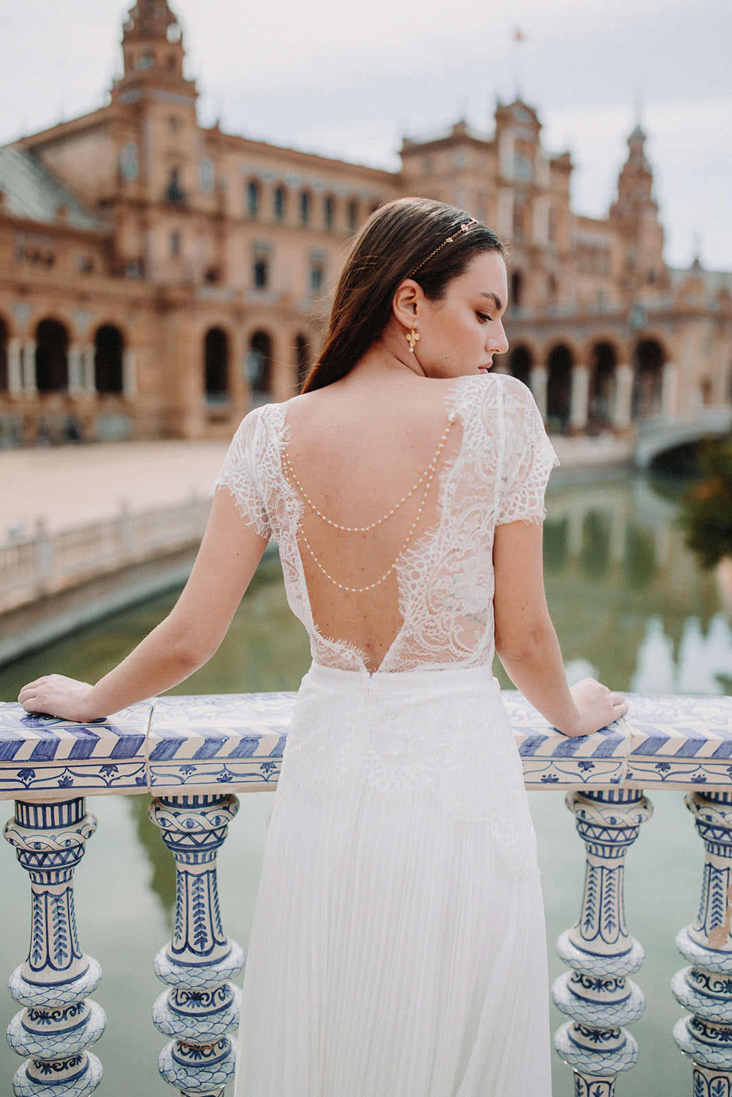 Mariée sur la place de Séville portant un bijou de robe à perles