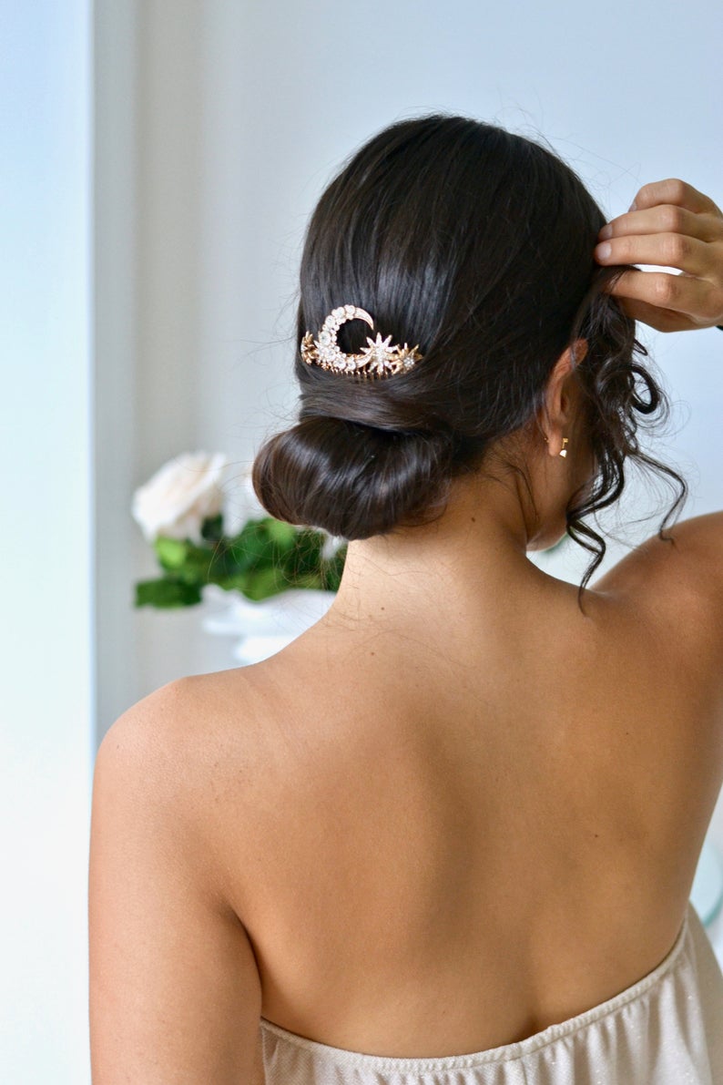 peigne en forme de lune et d'étoile pour un mariage sur le thème Céleste