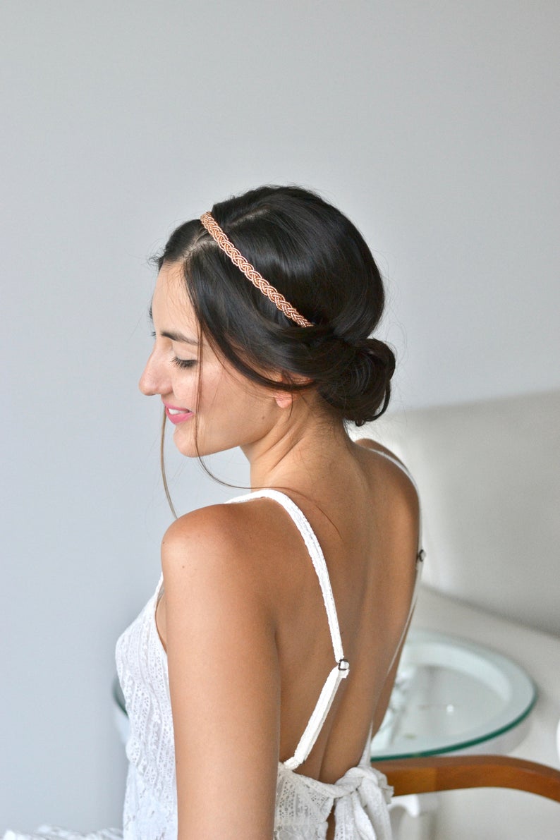 headband fait à la main avec des perles rocailles tressé porté par une mariée coiffée avec un chignon bas