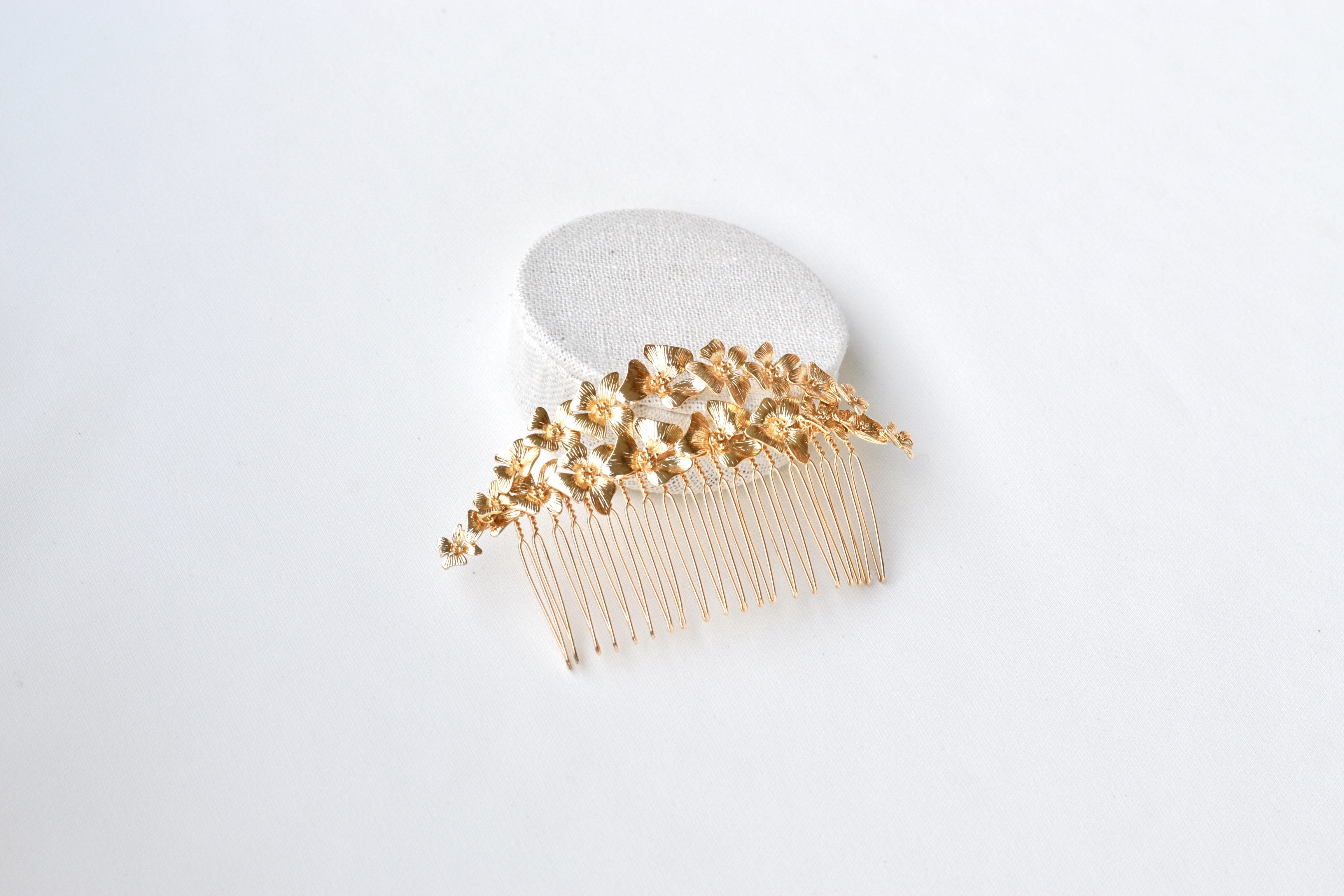 accessoires de cheveux pour mariage fait à la main sur un peigne mariage floral