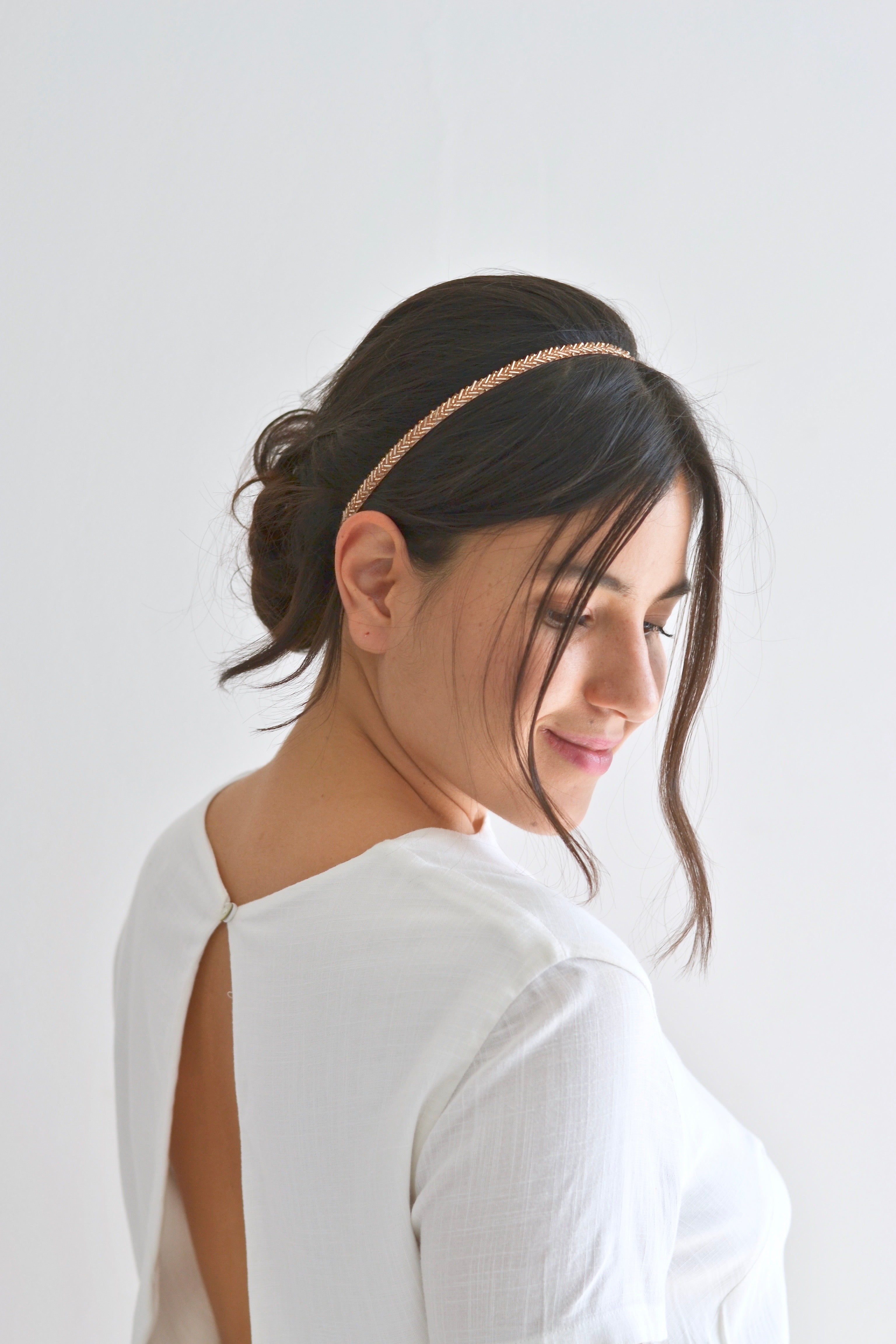 Femme portant un headband doré fin pour mariage civil