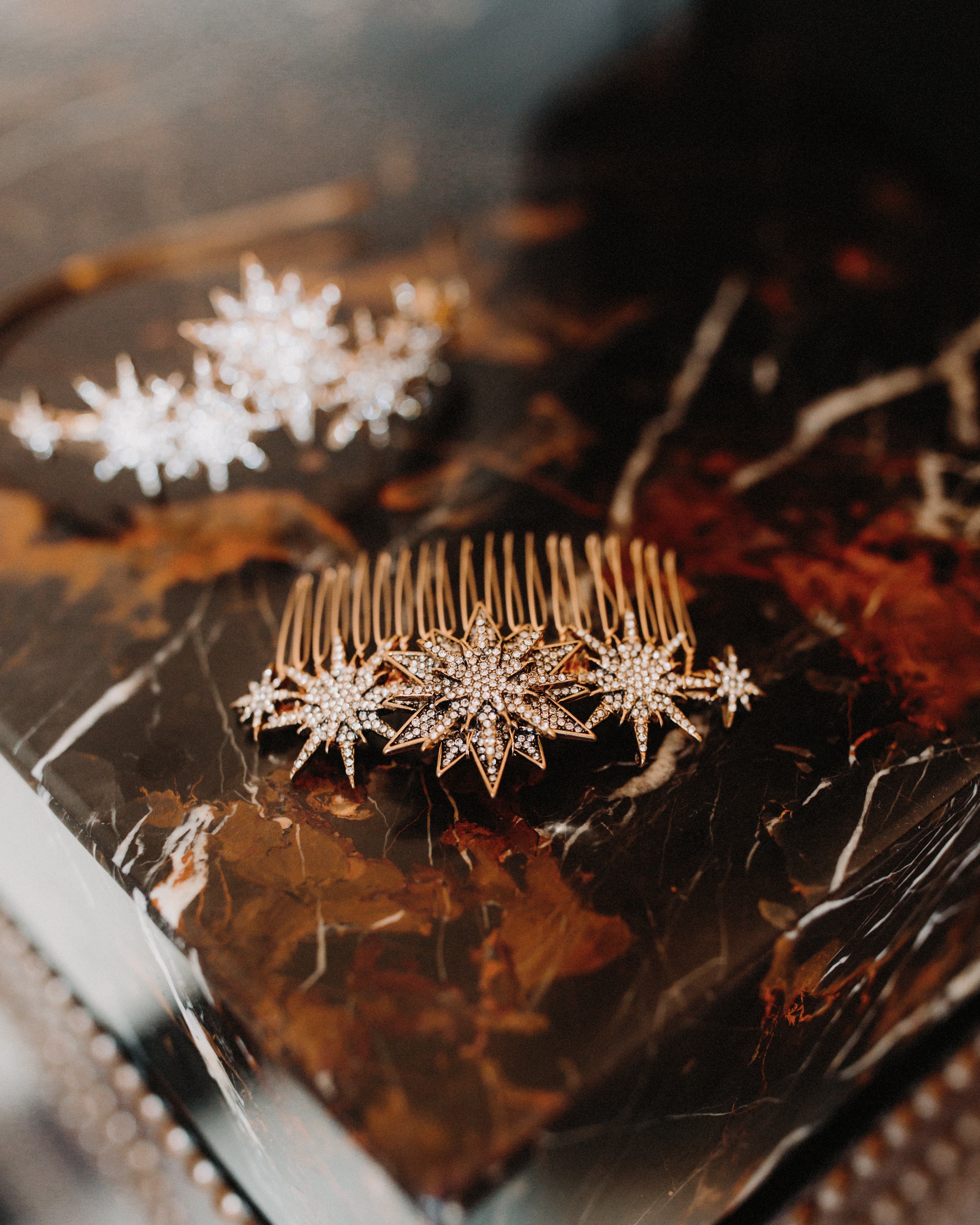 peigne céleste avec des étoiles de différentes tailles avec un serre tête en fond dans le même style