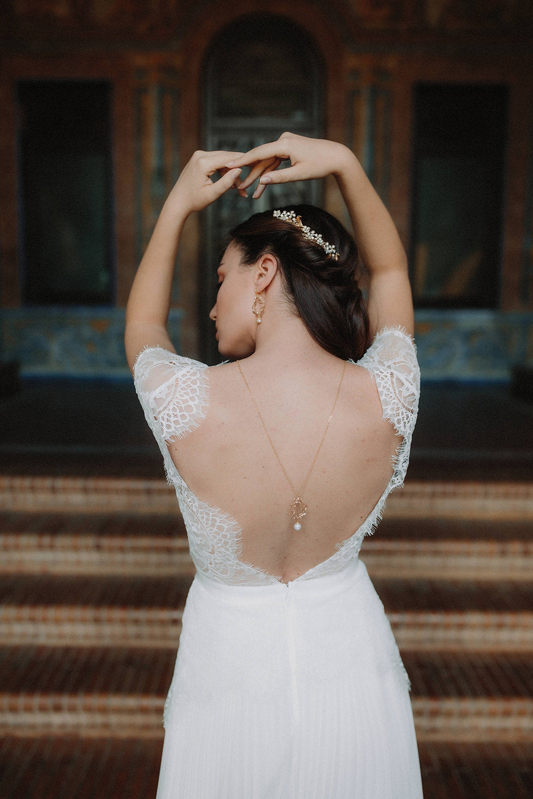 Mariée avec collier de dos en forme de goutte fleurie, boucles d'oreilles assorties