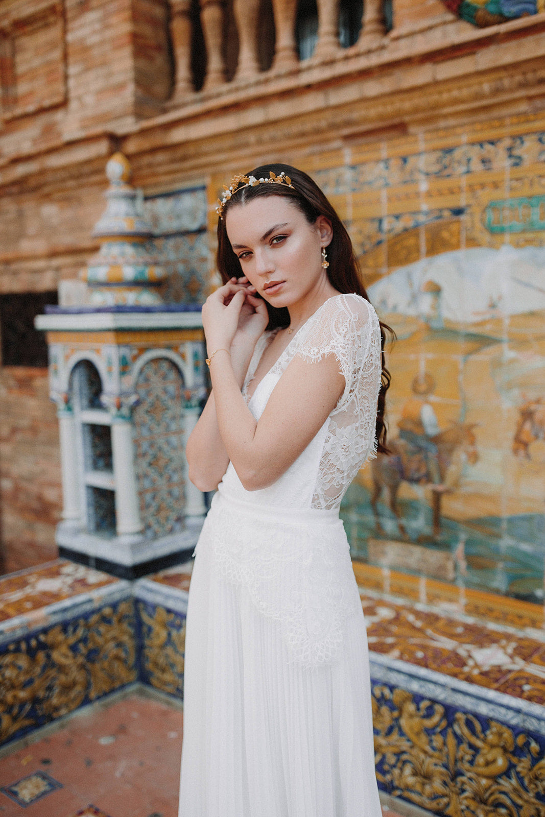 mariée en robe à dentelle à Séville portant une couronne de mariage en or