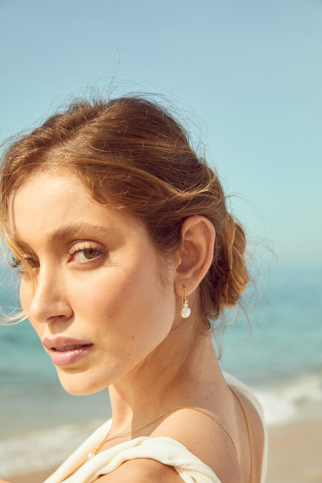 Mariée portant des boucles d'oreilles minimaliste en perles