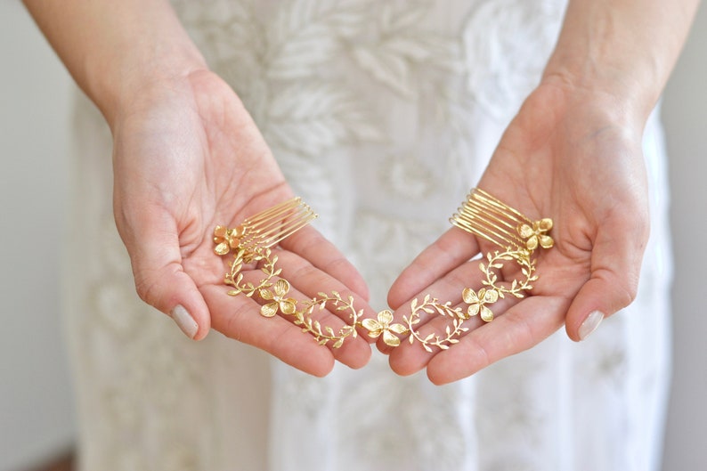 vigne de cheveux pour mariage dans les mains de la mariée avant qu'elle le mette dans ses cheveux