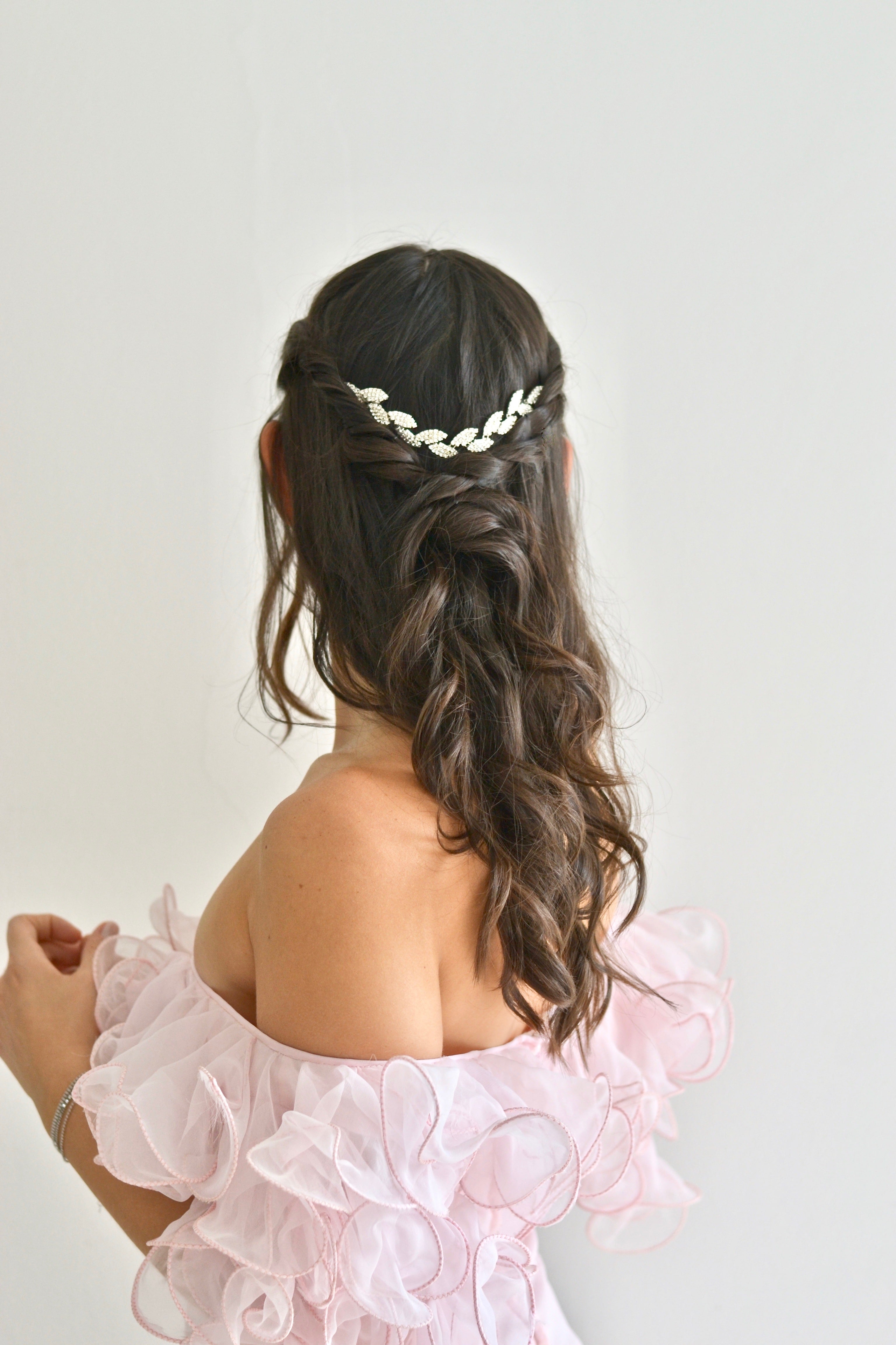Mariée à la coiffure bohème portant une vigne de cheveux en feuilles argentées et cristaux