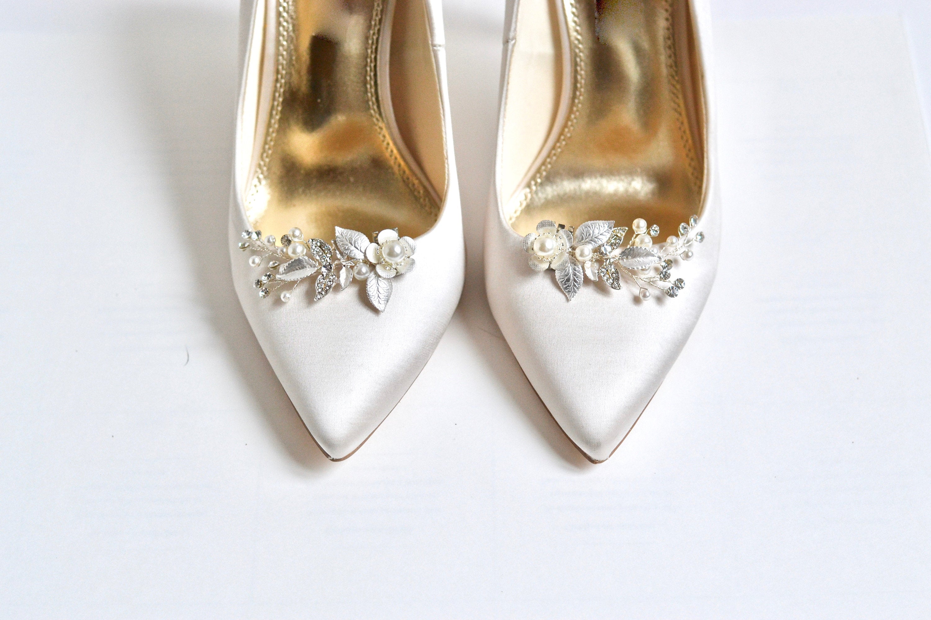 Clips à chaussures fleuris sur talons blancs irridescents