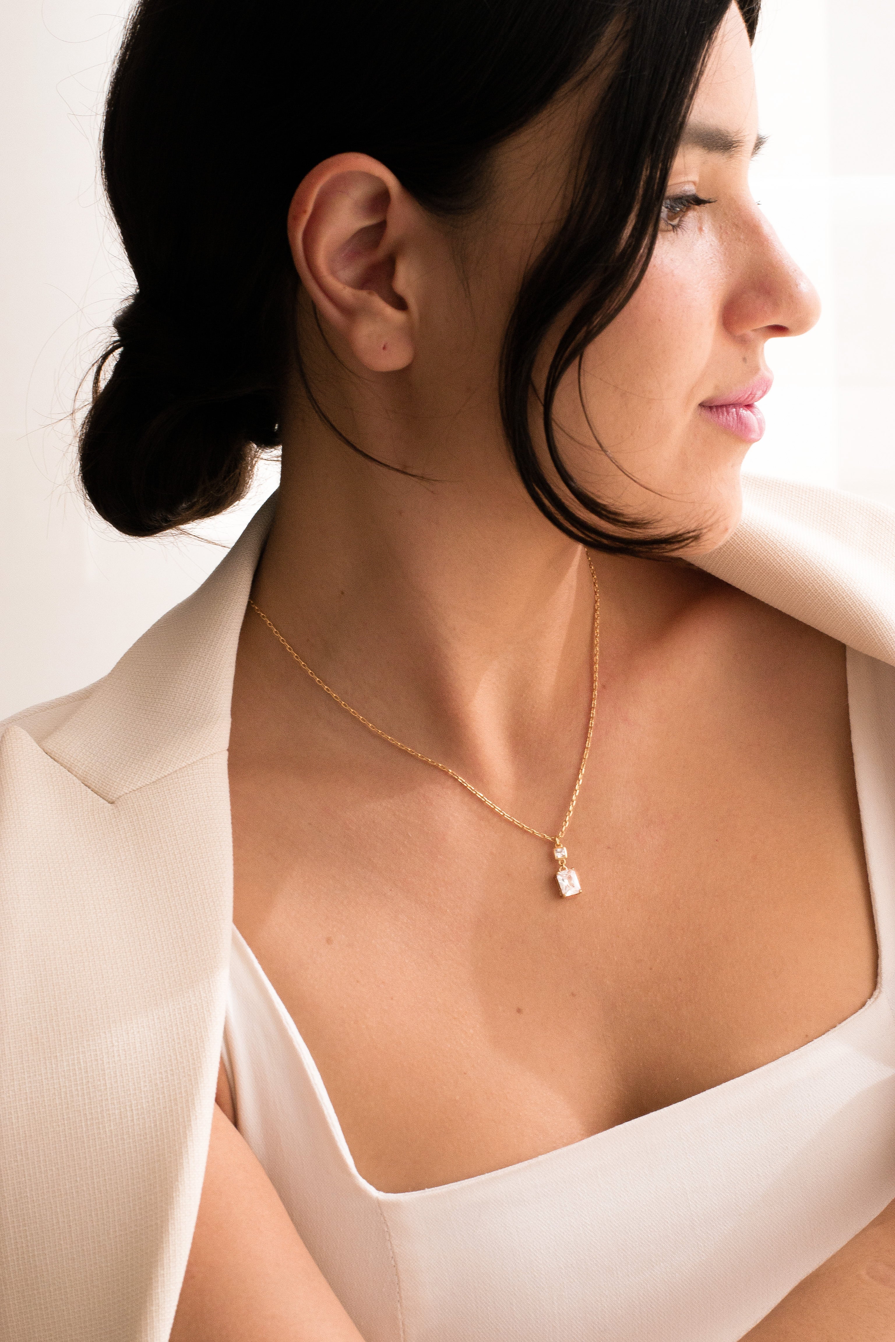 Mariée portant un collier à cristaux rectangulaire