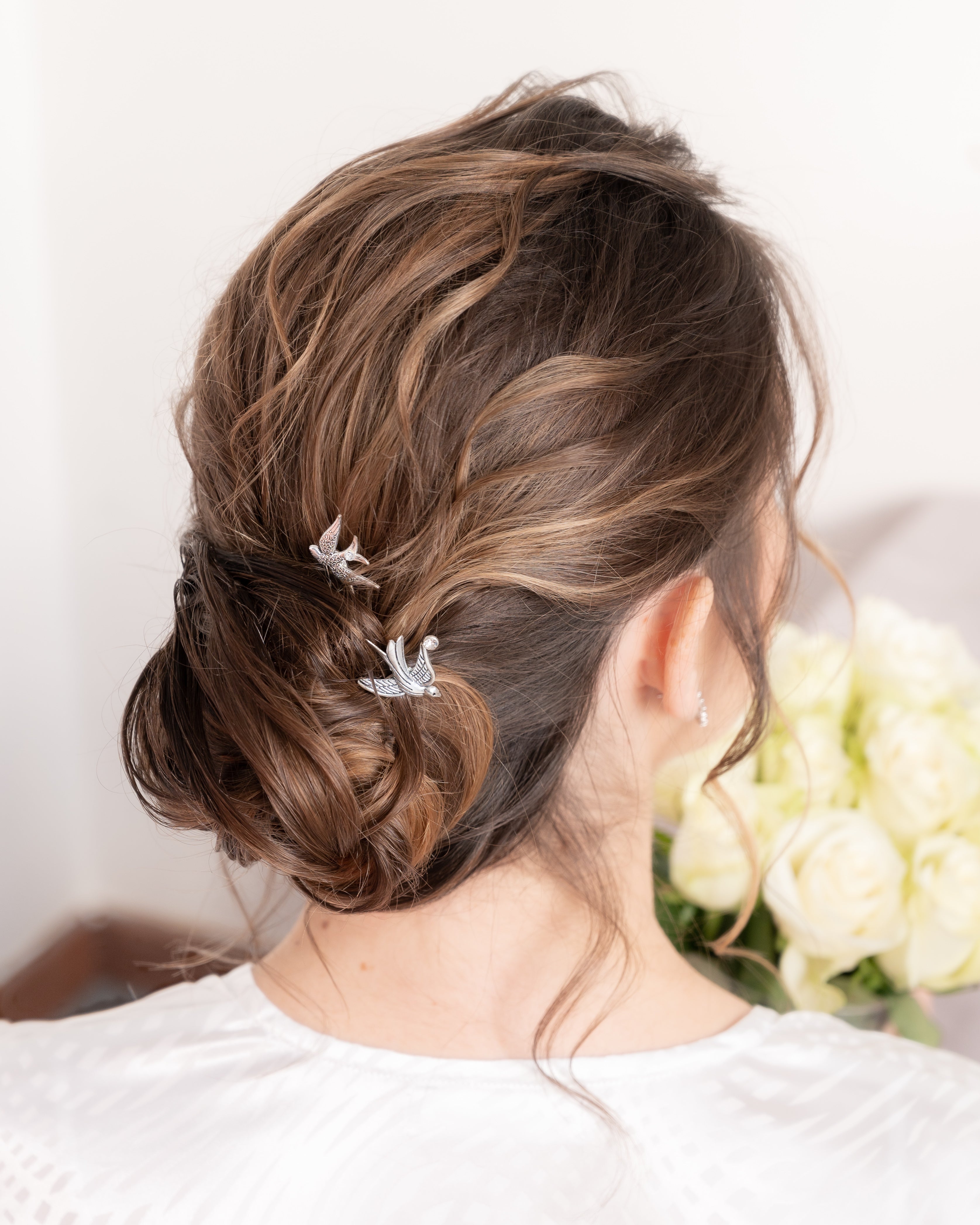 Mariée portant des Pics à cheveux vintages argent avec des oiseaux, hirondelles