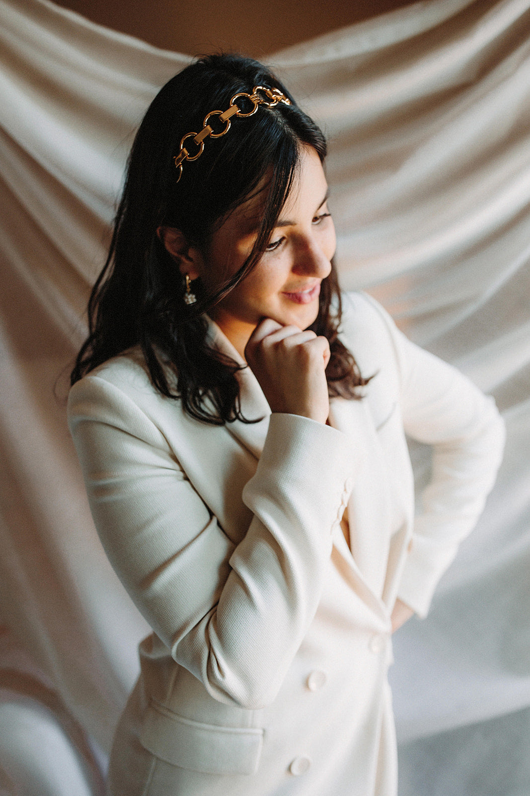 headband à maille épaisse porté par une mariée bohème chic en blazer