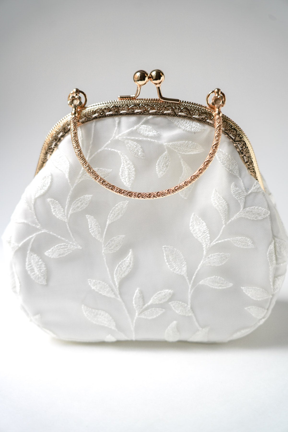 Sac de mariage romantique et élégant à feuilles blanches brodées et fermoir en or pour mariée