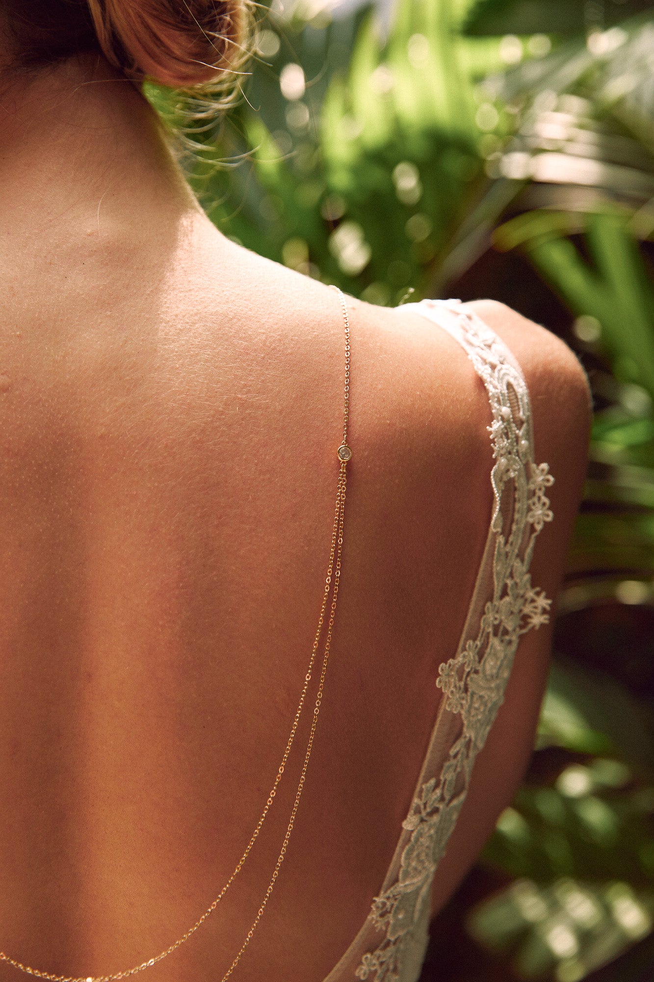 Collier de dos à doubles chaînes dorées et cristaux transparents