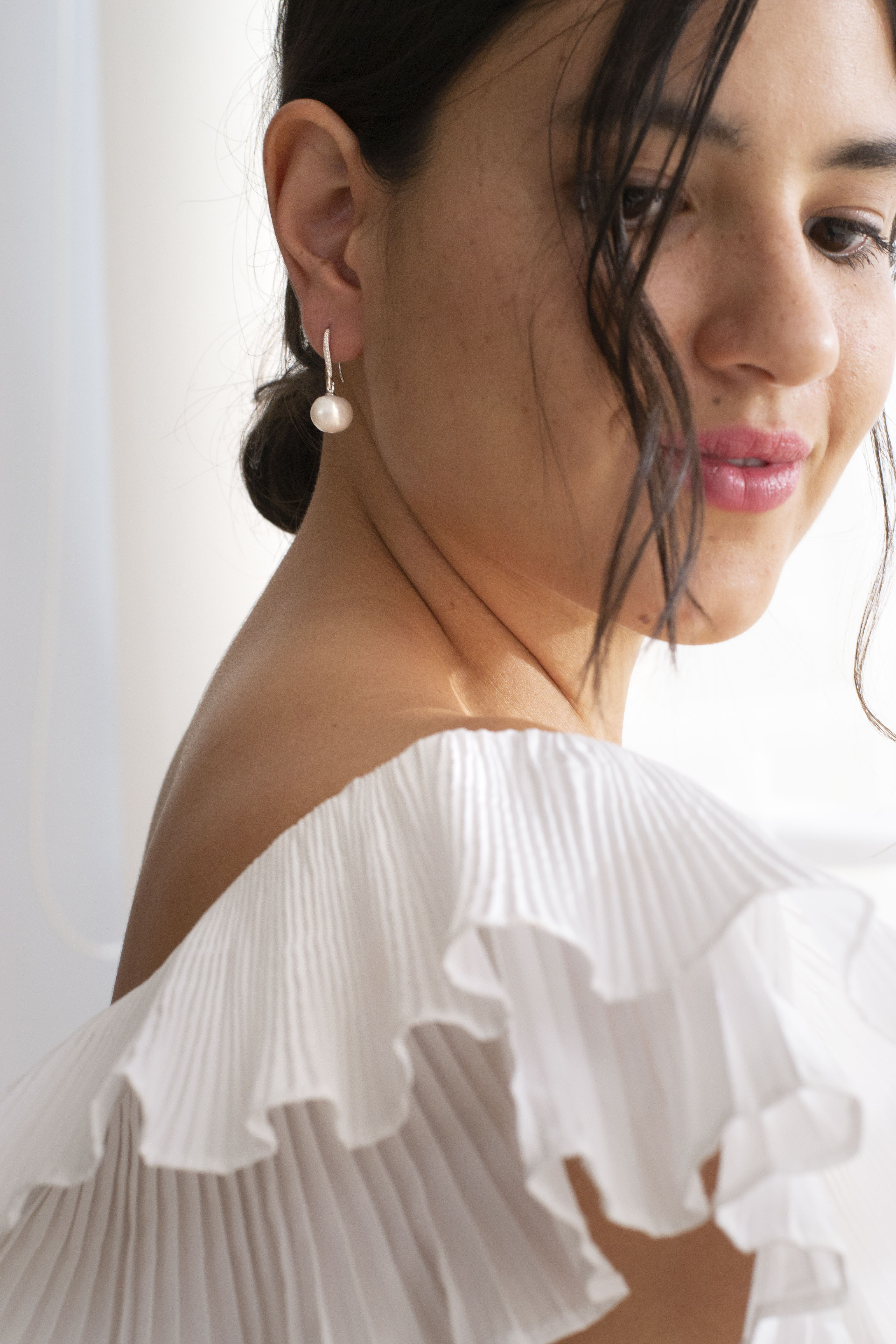 femme qui se prépare pour son mariage portant des boucles d'oreilles en argent et perle naturelle