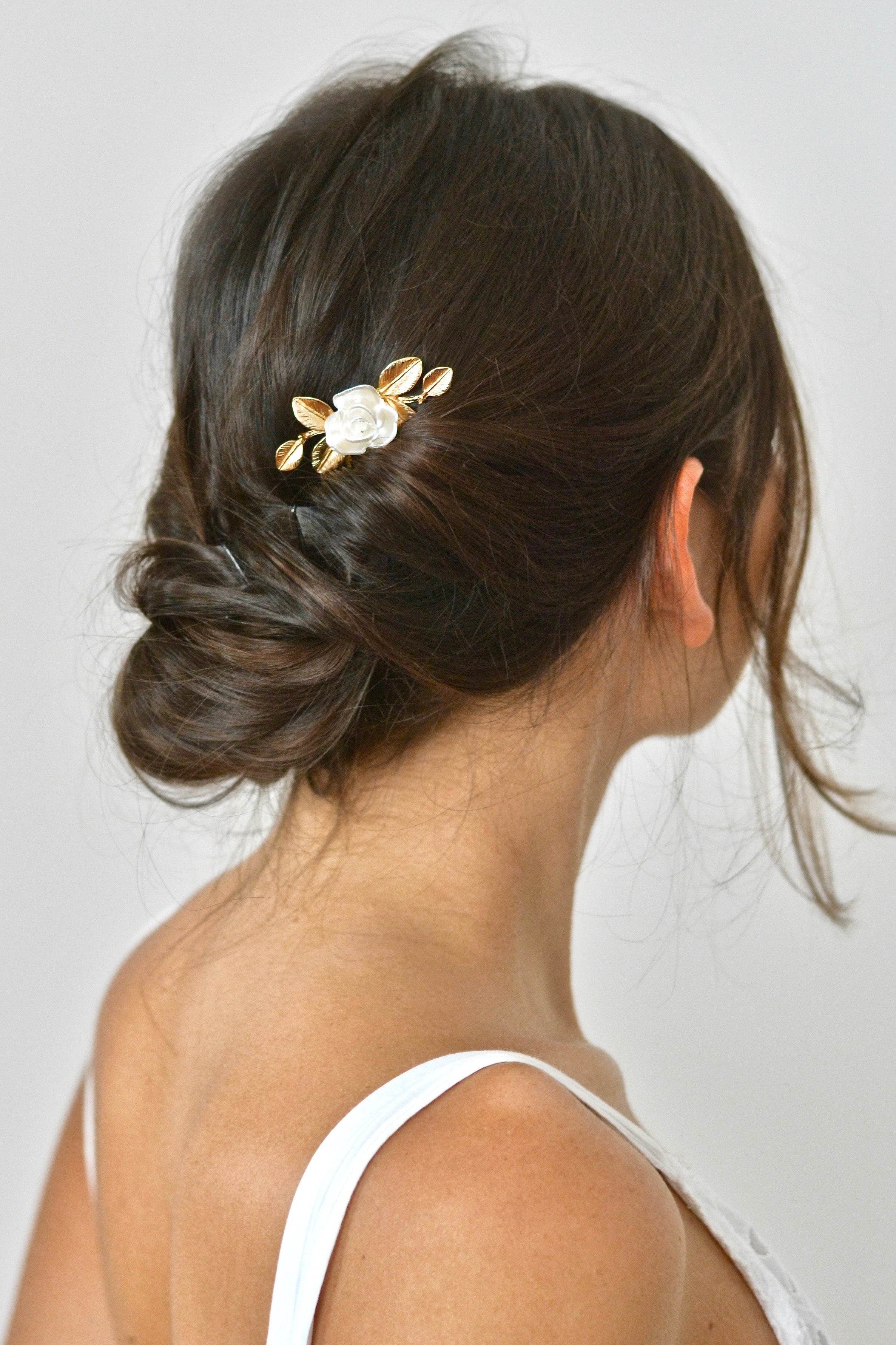 pic de cheveux pour mariage en fleur et avec des feuilles en or