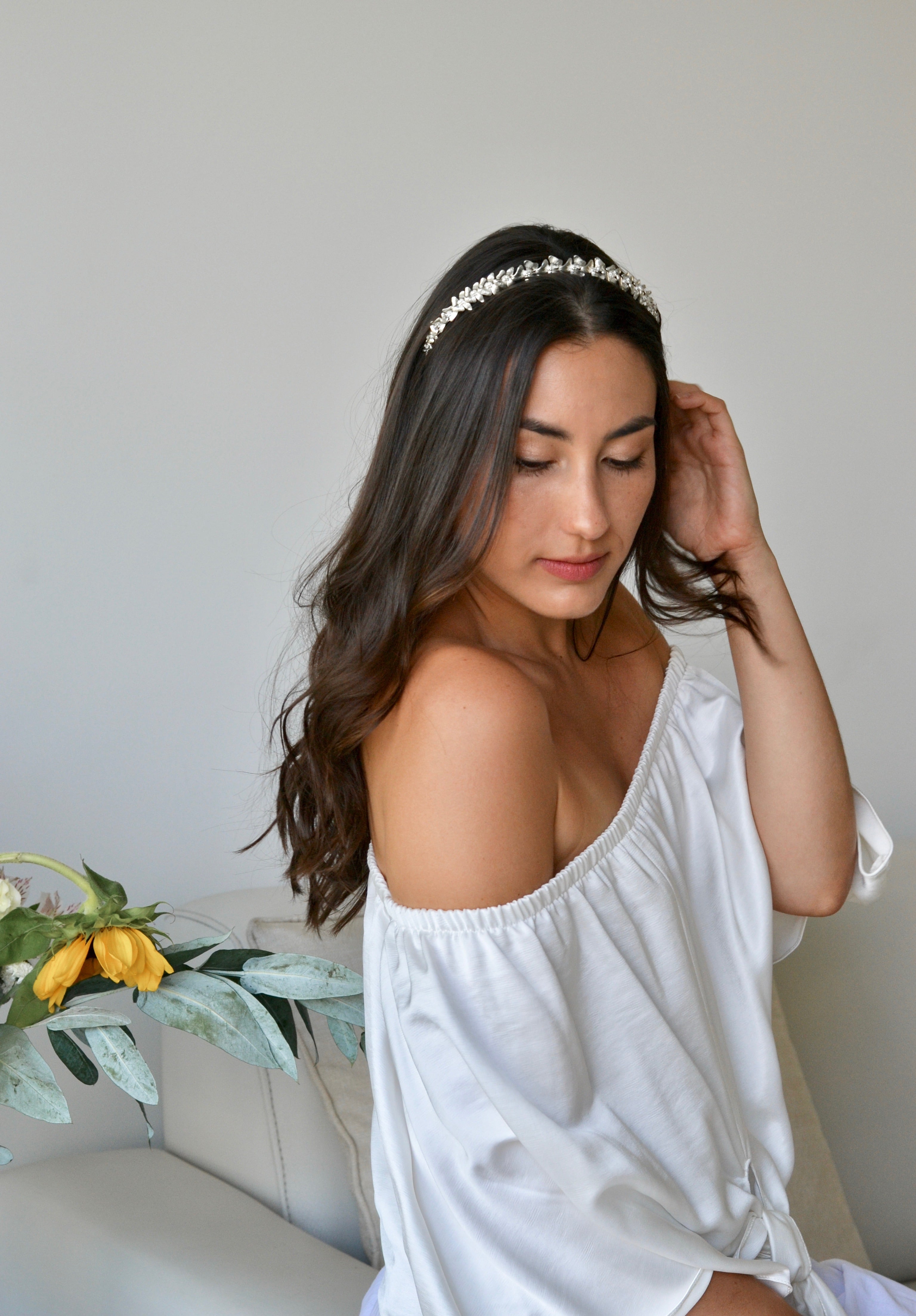 Mariée portant une couronne florale avec des fleur argentée